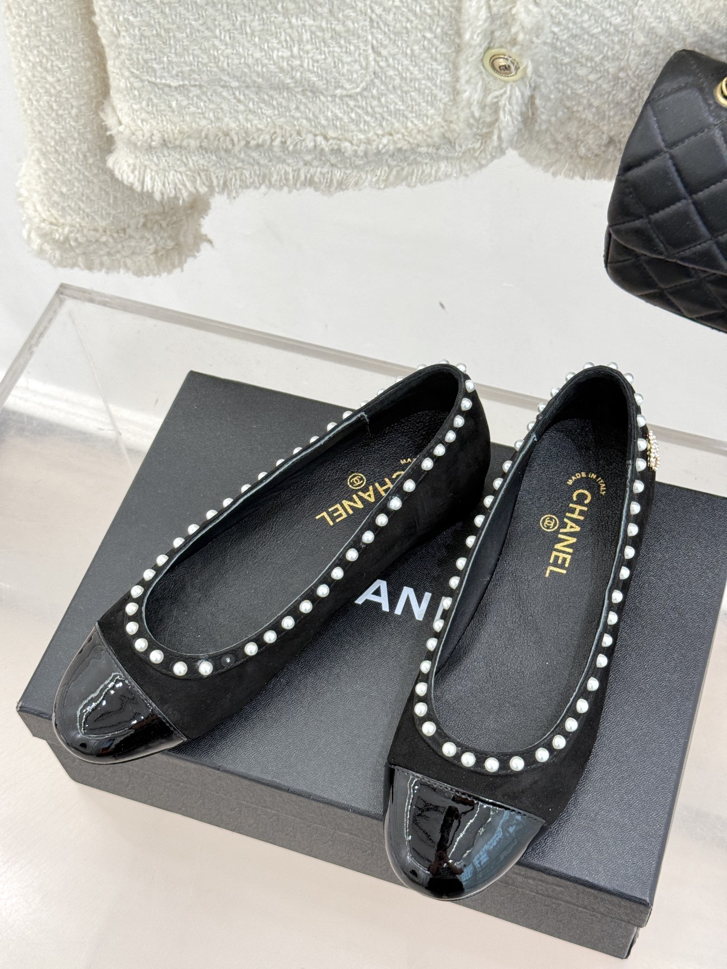 
CHANE*｜小香25。新品
珍珠拼色平底单鞋！
鞋面采用原版定制皮料
内里踮脚均为丝绸羊皮
意大利进