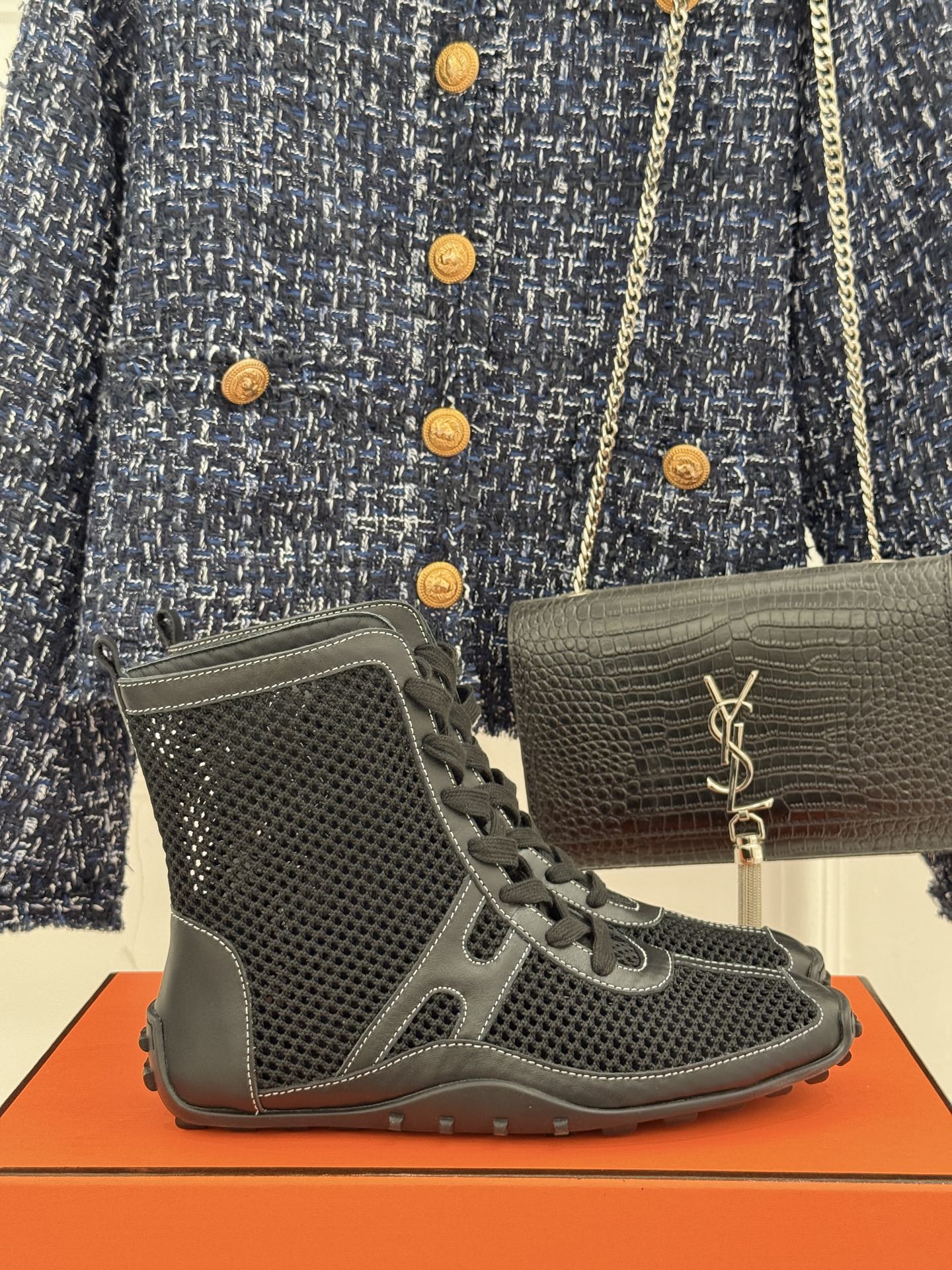 
Hermès/爱马仕25春夏新品
镂空网靴
新一季养马人的配货 从脚开始
配色很高级 上脚特别洋气
舒