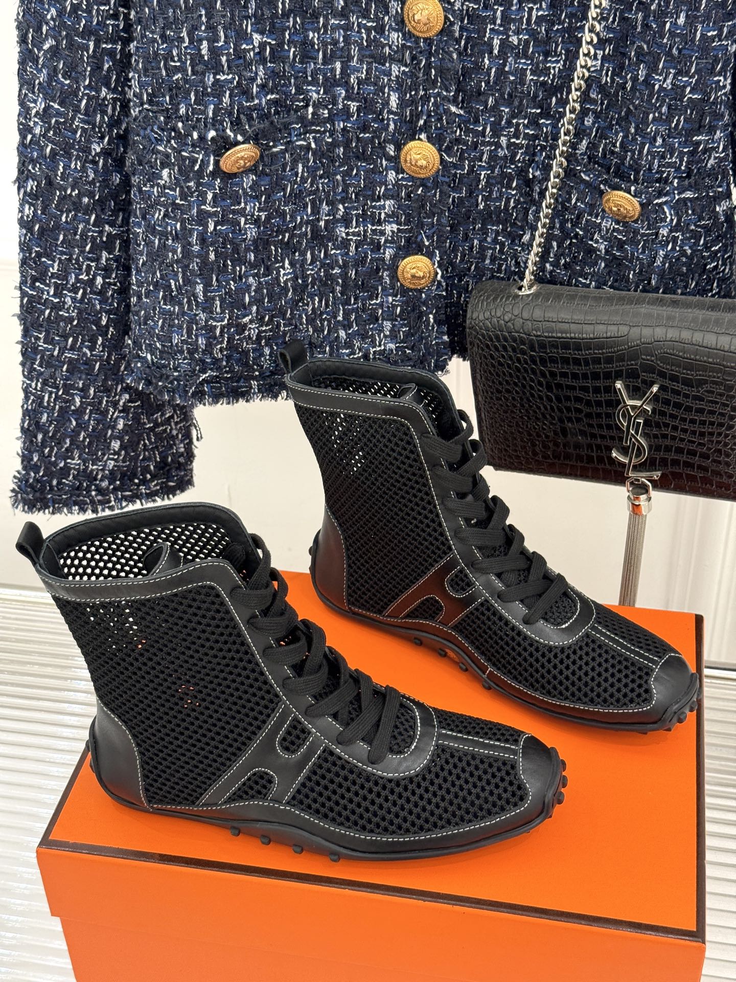 
Hermès/爱马仕25春夏新品
镂空网靴
新一季养马人的配货 从脚开始
配色很高级 上脚特别洋气
舒