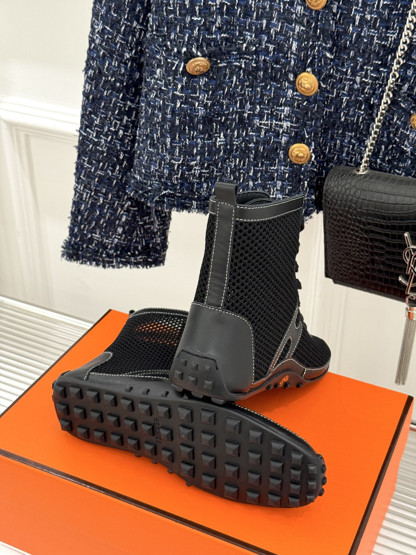 
Hermès/爱马仕25春夏新品
镂空网靴
新一季养马人的配货 从脚开始
配色很高级 上脚特别洋气
舒