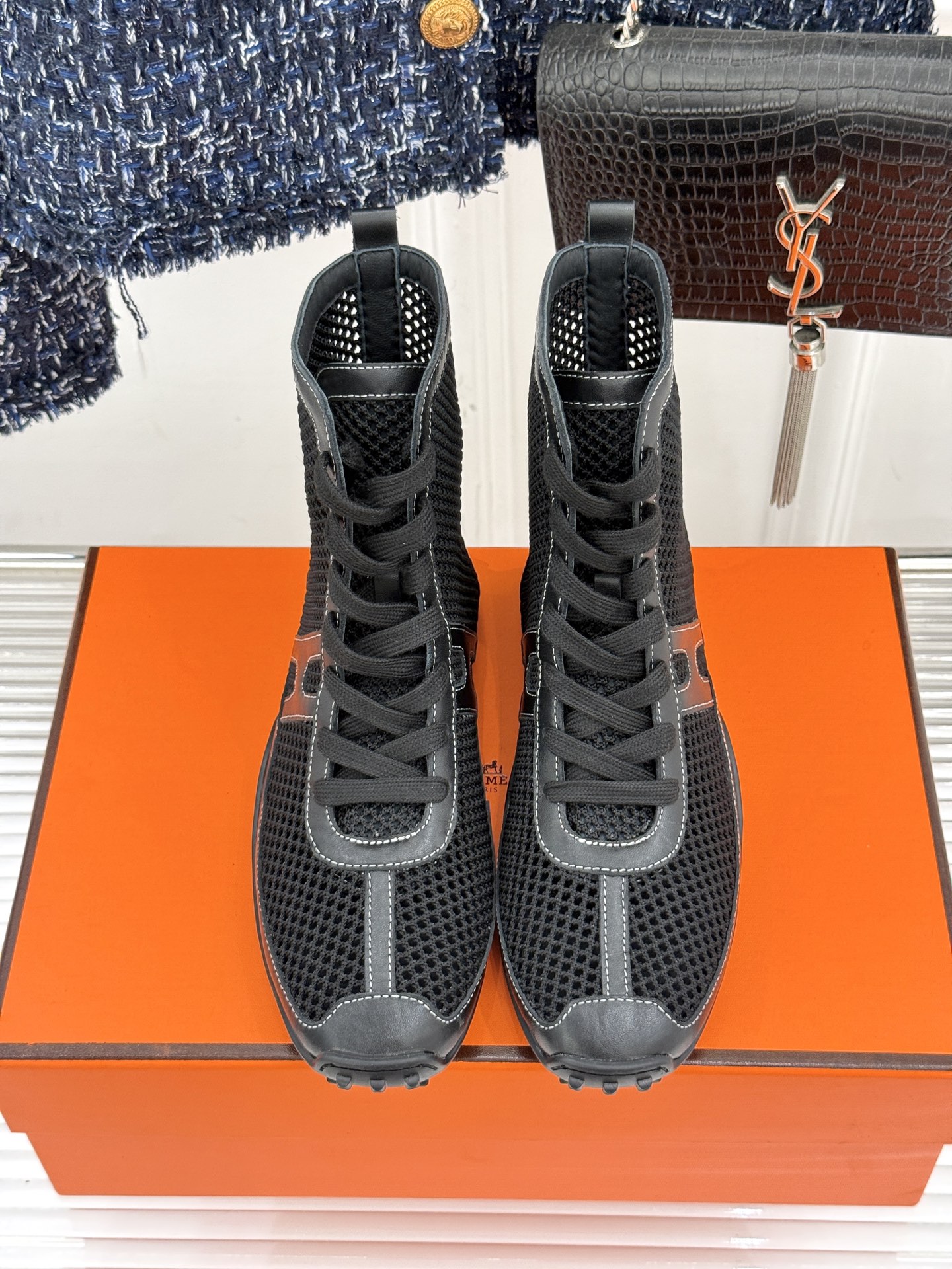 
Hermès/爱马仕25春夏新品
镂空网靴
新一季养马人的配货 从脚开始
配色很高级 上脚特别洋气
舒