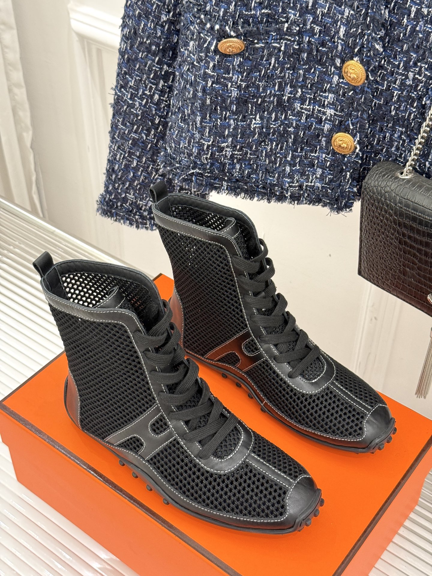 
Hermès/爱马仕25春夏新品
镂空网靴
新一季养马人的配货 从脚开始
配色很高级 上脚特别洋气
舒