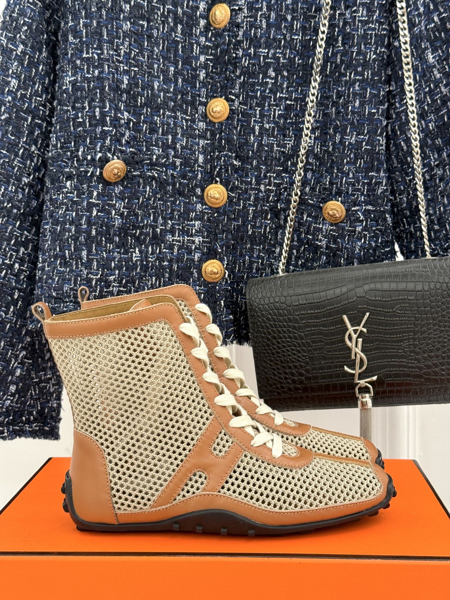 
Hermès/爱马仕25春夏新品
镂空网靴
新一季养马人的配货 从脚开始
配色很高级 上脚特别洋气
舒