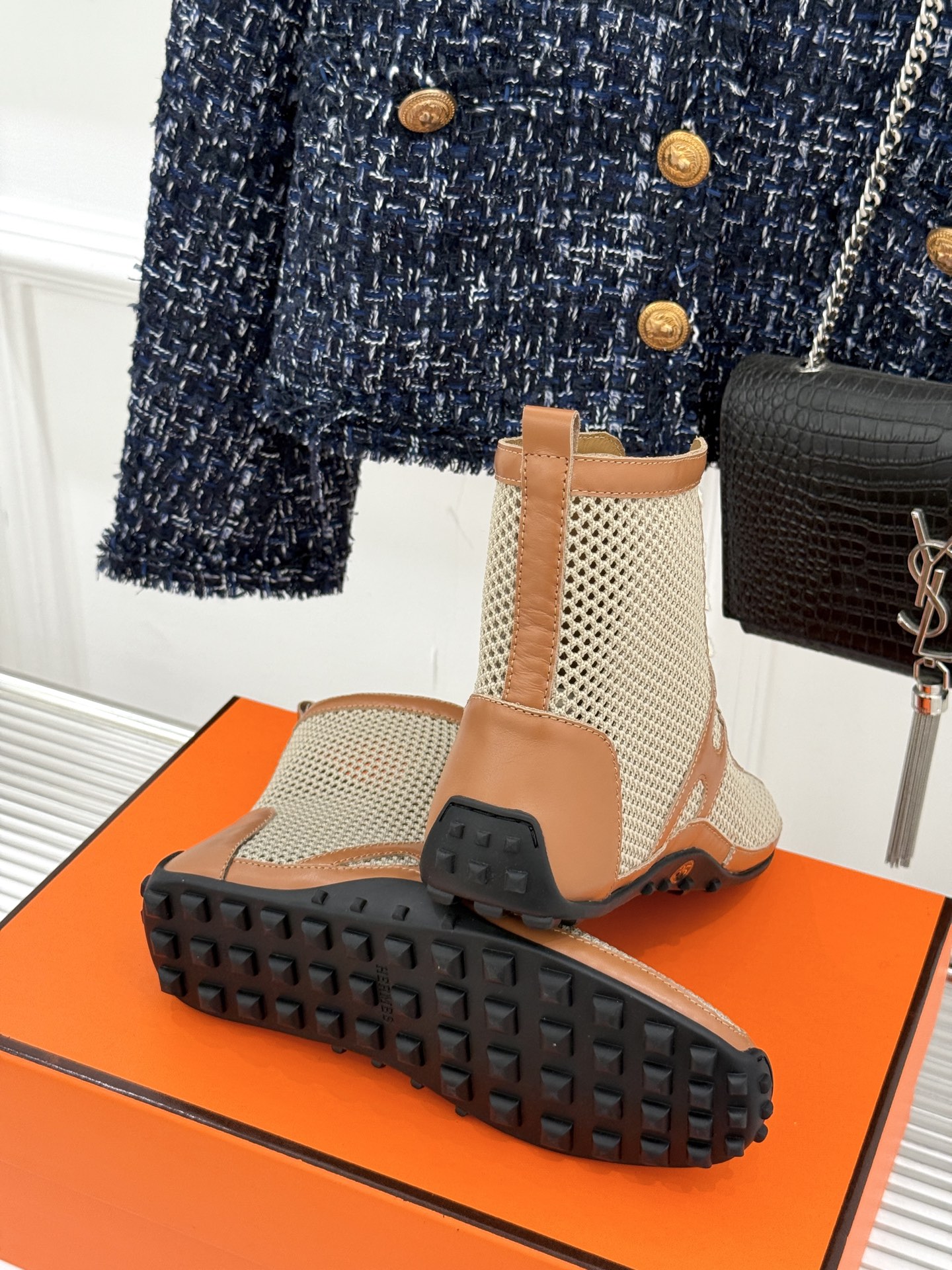 
Hermès/爱马仕25春夏新品
镂空网靴
新一季养马人的配货 从脚开始
配色很高级 上脚特别洋气
舒