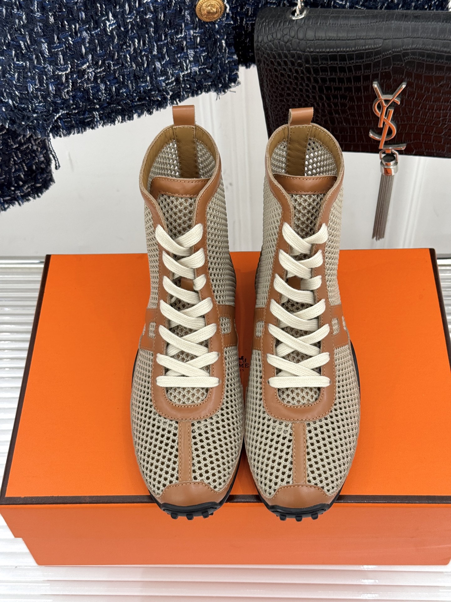 
Hermès/爱马仕25春夏新品
镂空网靴
新一季养马人的配货 从脚开始
配色很高级 上脚特别洋气
舒
