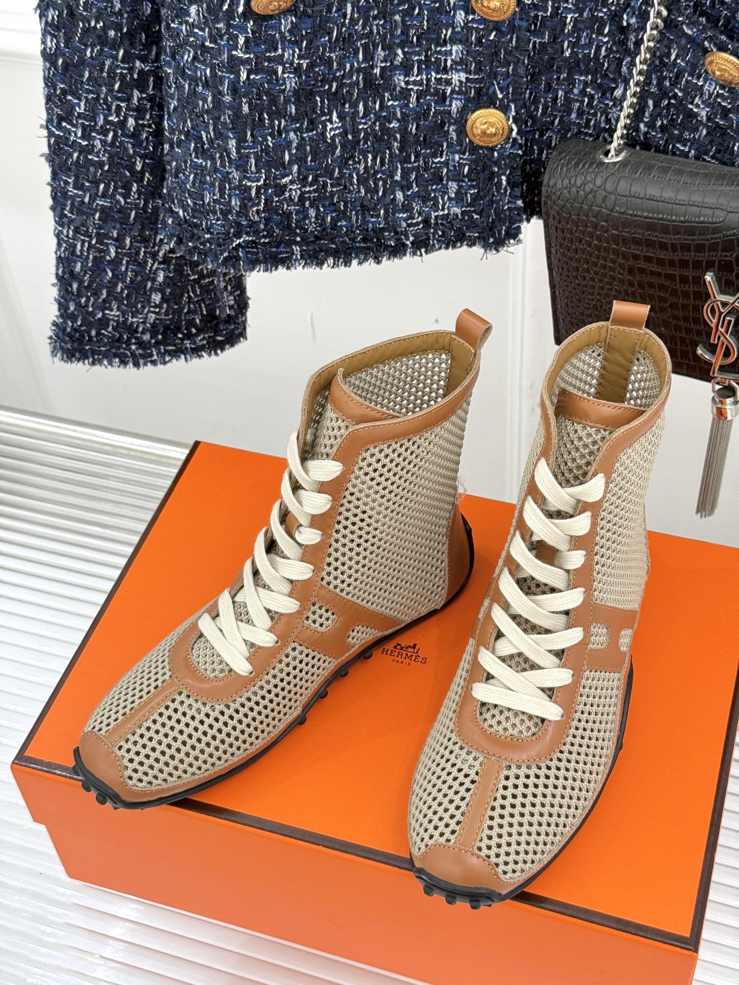 
Hermès/爱马仕25春夏新品
镂空网靴
新一季养马人的配货 从脚开始
配色很高级 上脚特别洋气
舒