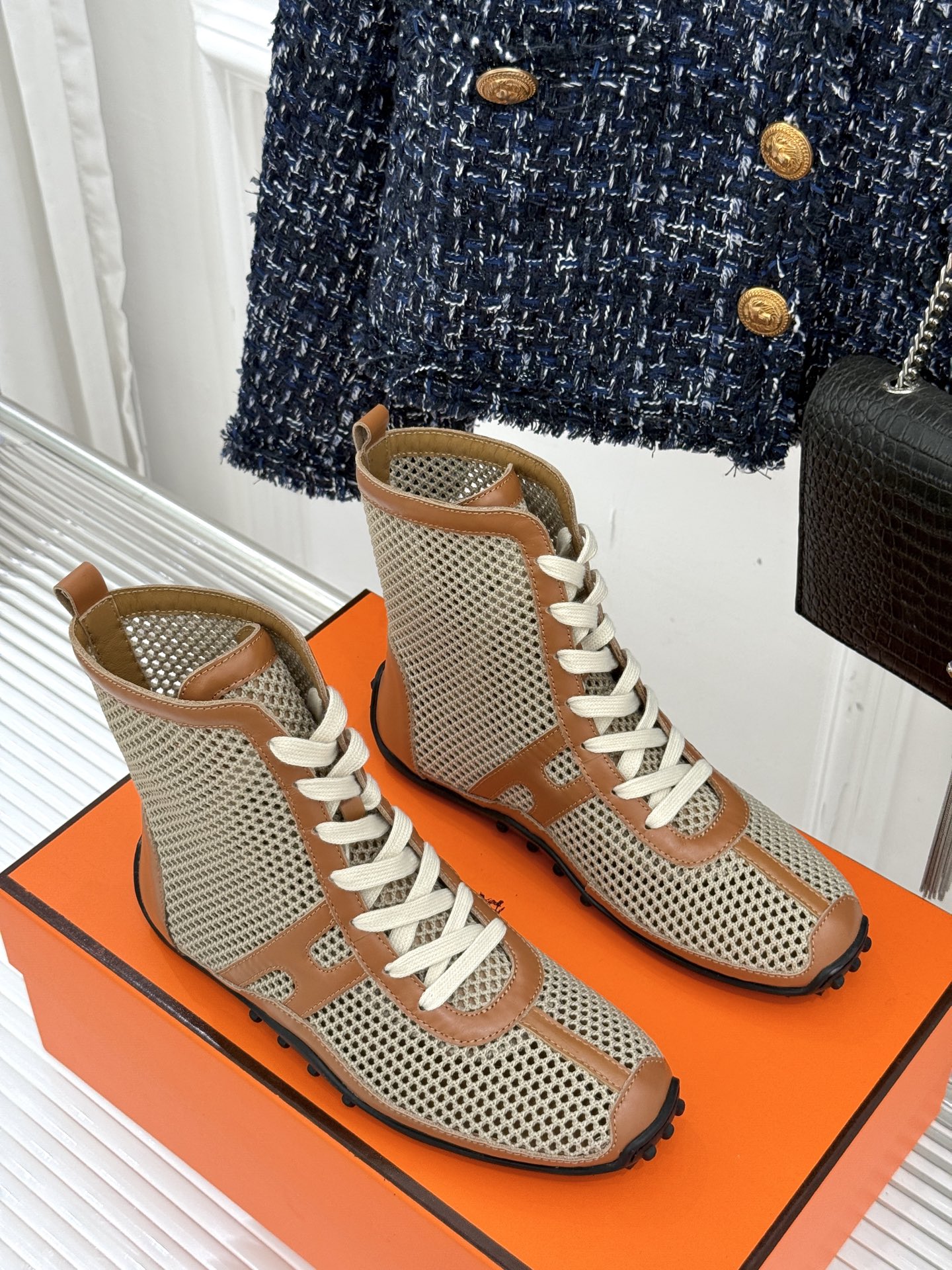 
Hermès/爱马仕25春夏新品
镂空网靴
新一季养马人的配货 从脚开始
配色很高级 上脚特别洋气
舒
