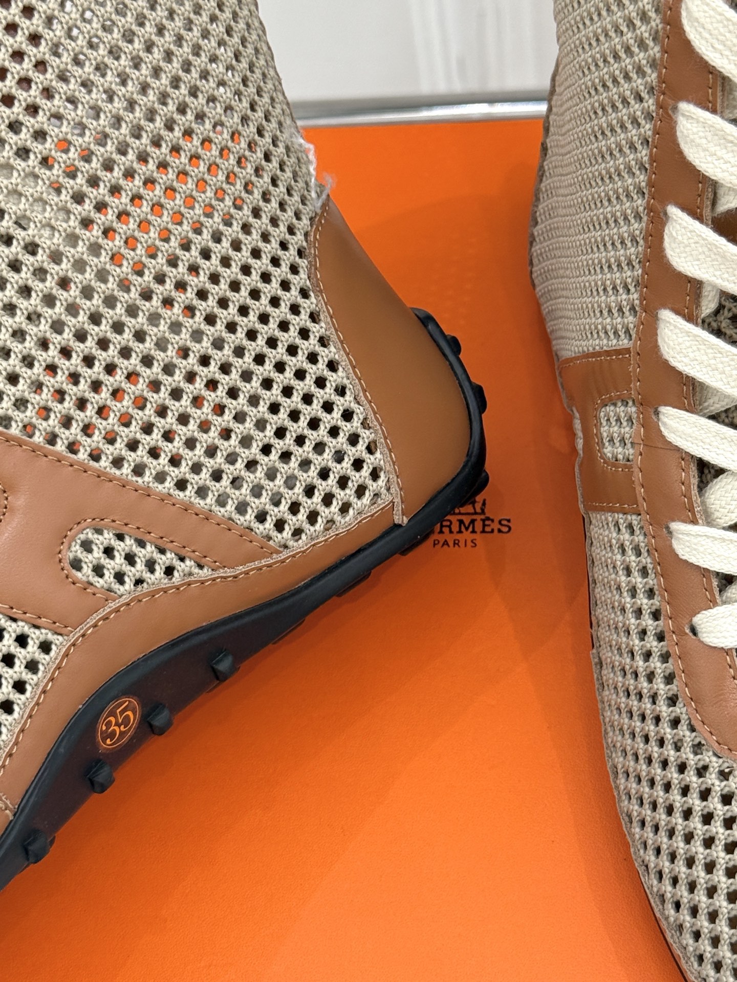 
Hermès/爱马仕25春夏新品
镂空网靴
新一季养马人的配货 从脚开始
配色很高级 上脚特别洋气
舒