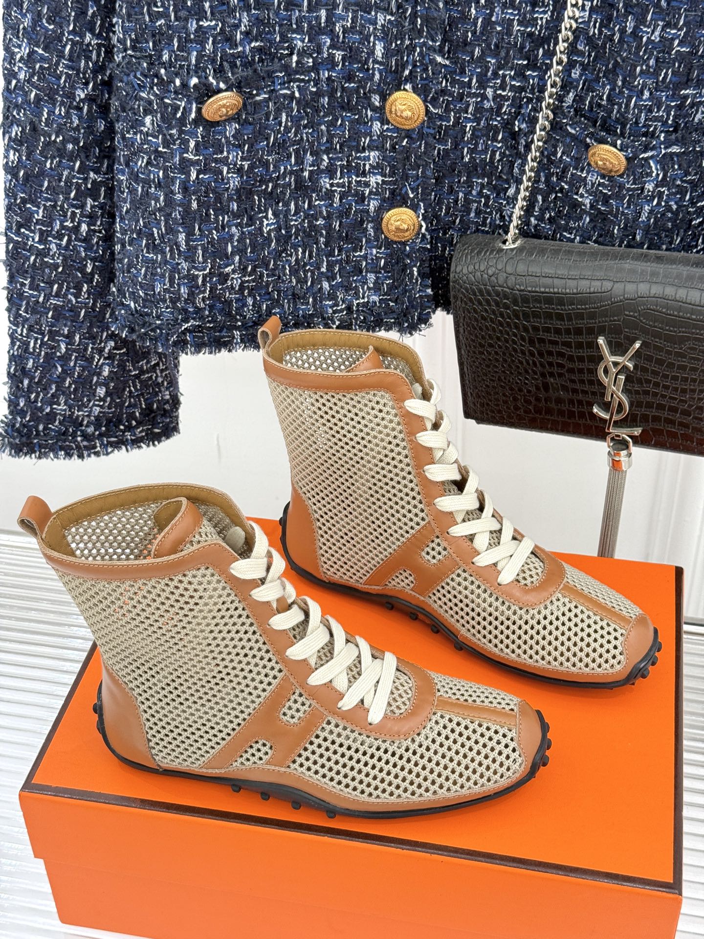 
Hermès/爱马仕25春夏新品
镂空网靴
新一季养马人的配货 从脚开始
配色很高级 上脚特别洋气
舒
