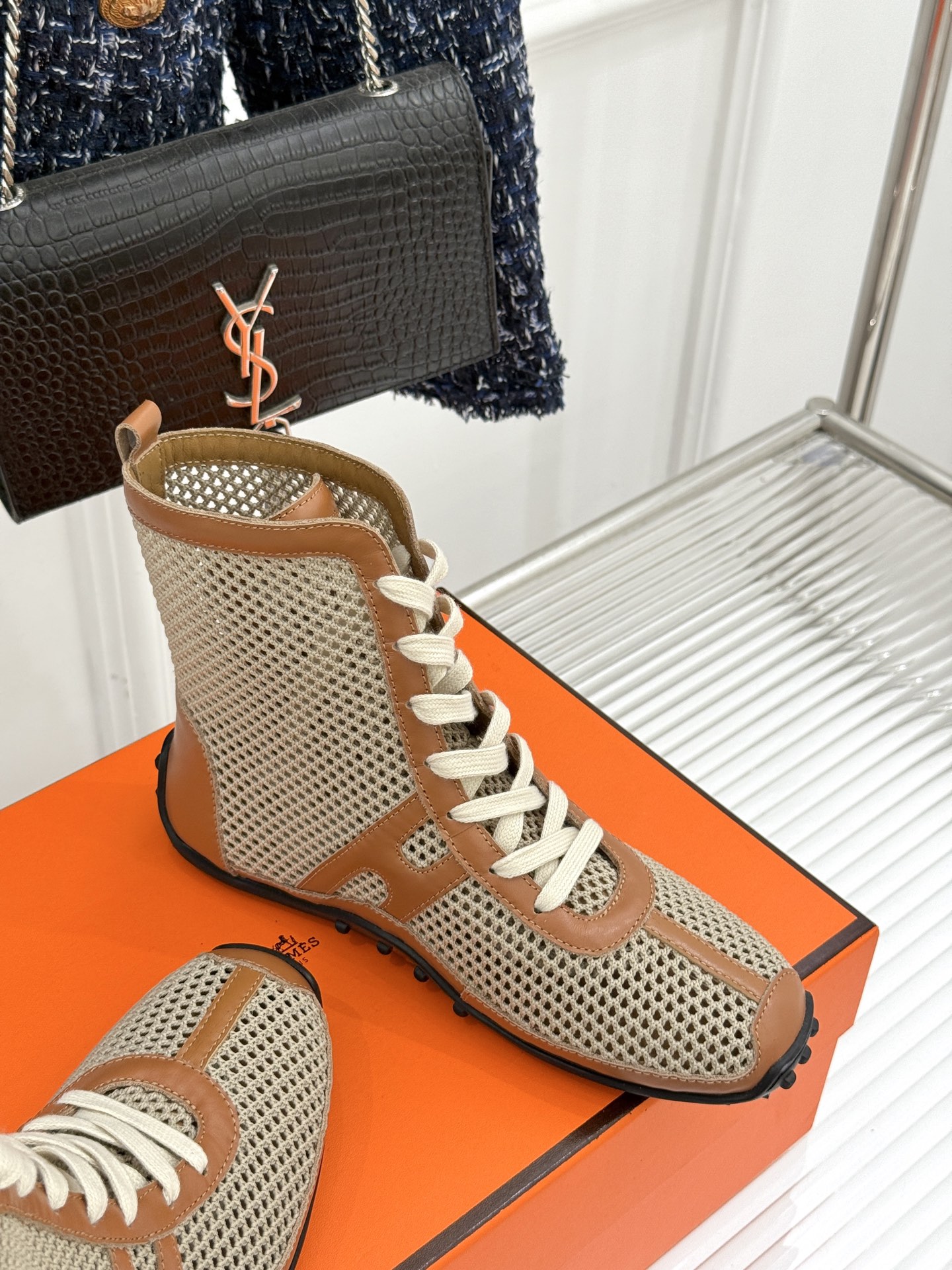 
Hermès/爱马仕25春夏新品
镂空网靴
新一季养马人的配货 从脚开始
配色很高级 上脚特别洋气
舒