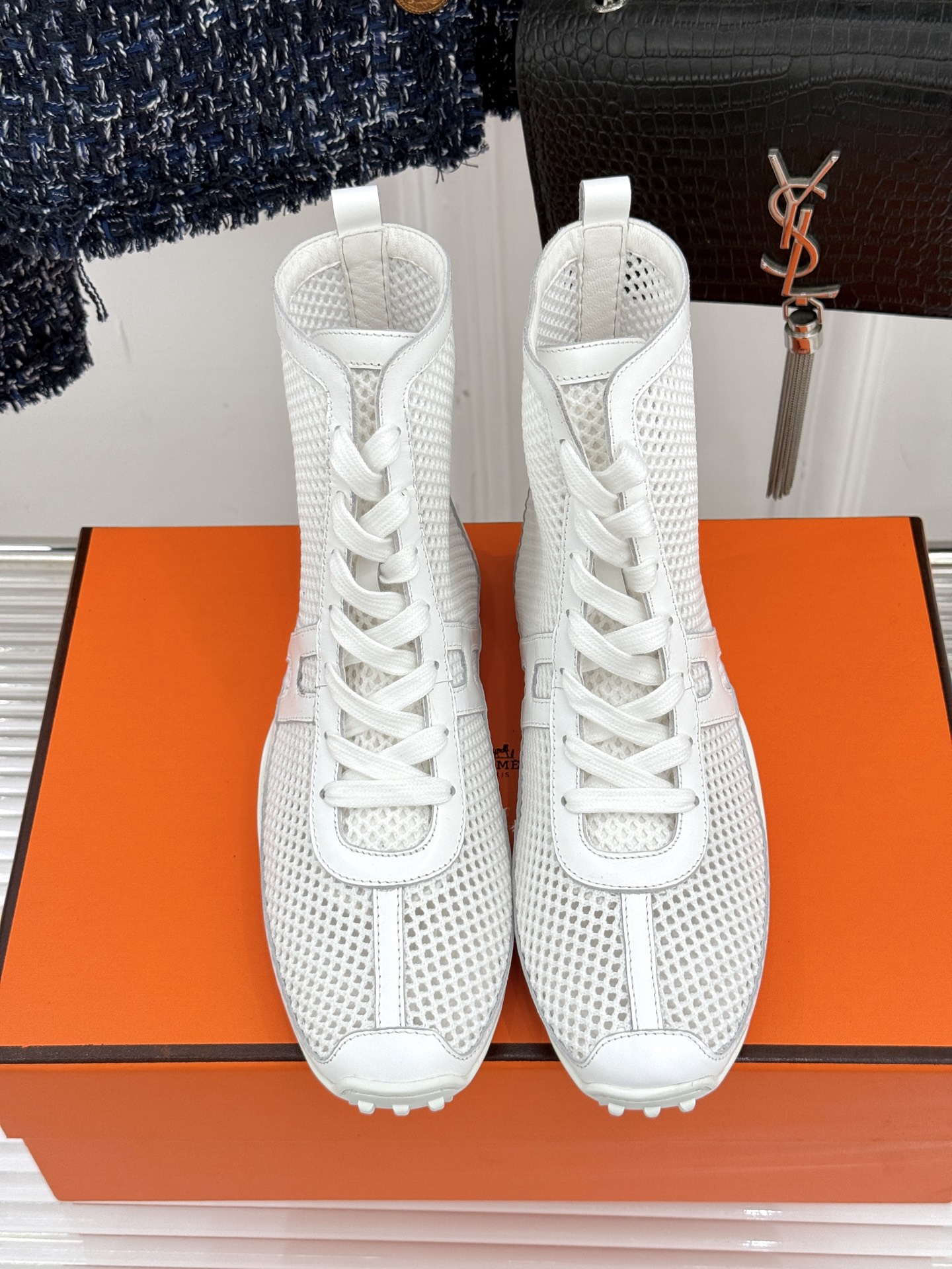 
Hermès/爱马仕25春夏新品
镂空网靴
新一季养马人的配货 从脚开始
配色很高级 上脚特别洋气
舒