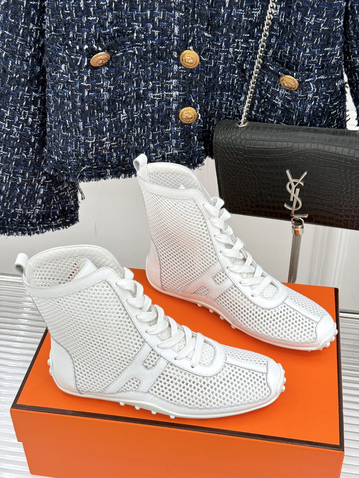 
Hermès/爱马仕25春夏新品
镂空网靴
新一季养马人的配货 从脚开始
配色很高级 上脚特别洋气
舒