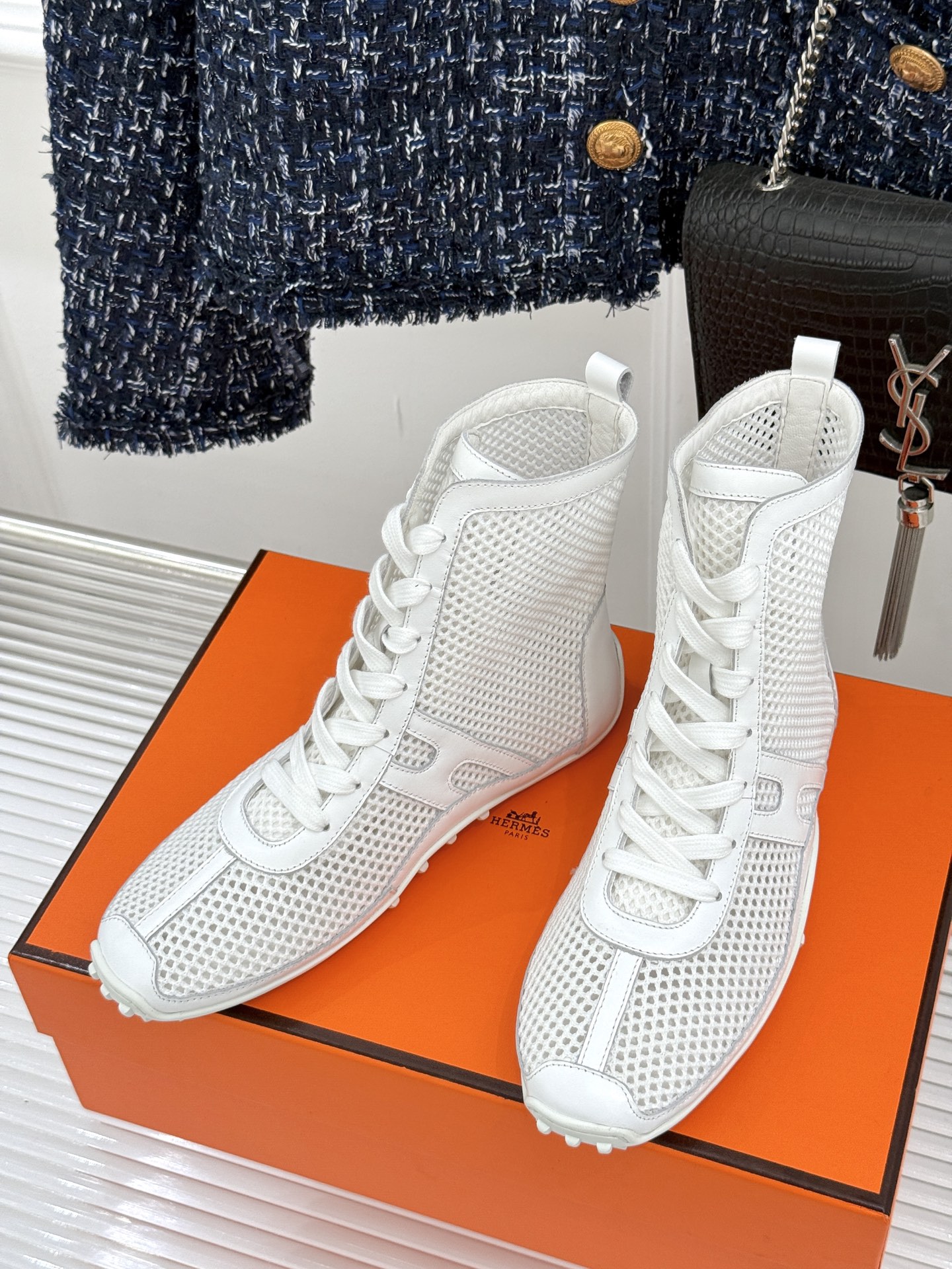 
Hermès/爱马仕25春夏新品
镂空网靴
新一季养马人的配货 从脚开始
配色很高级 上脚特别洋气
舒