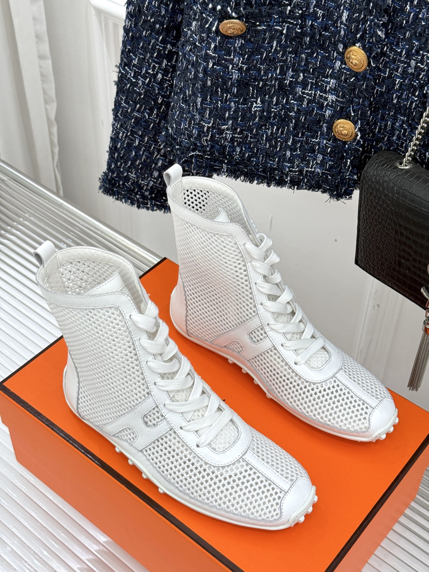 
Hermès/爱马仕25春夏新品
镂空网靴
新一季养马人的配货 从脚开始
配色很高级 上脚特别洋气
舒