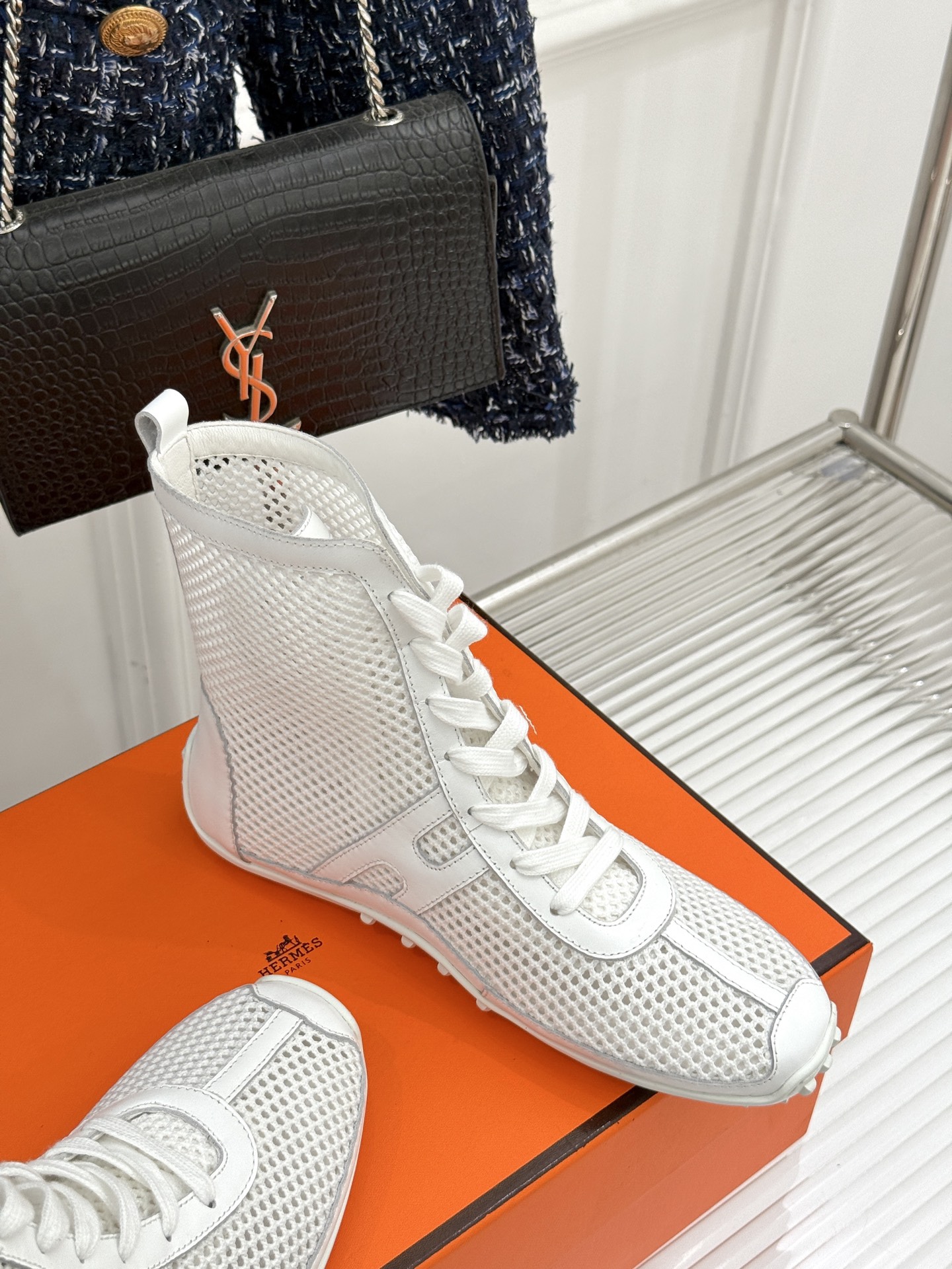
Hermès/爱马仕25春夏新品
镂空网靴
新一季养马人的配货 从脚开始
配色很高级 上脚特别洋气
舒