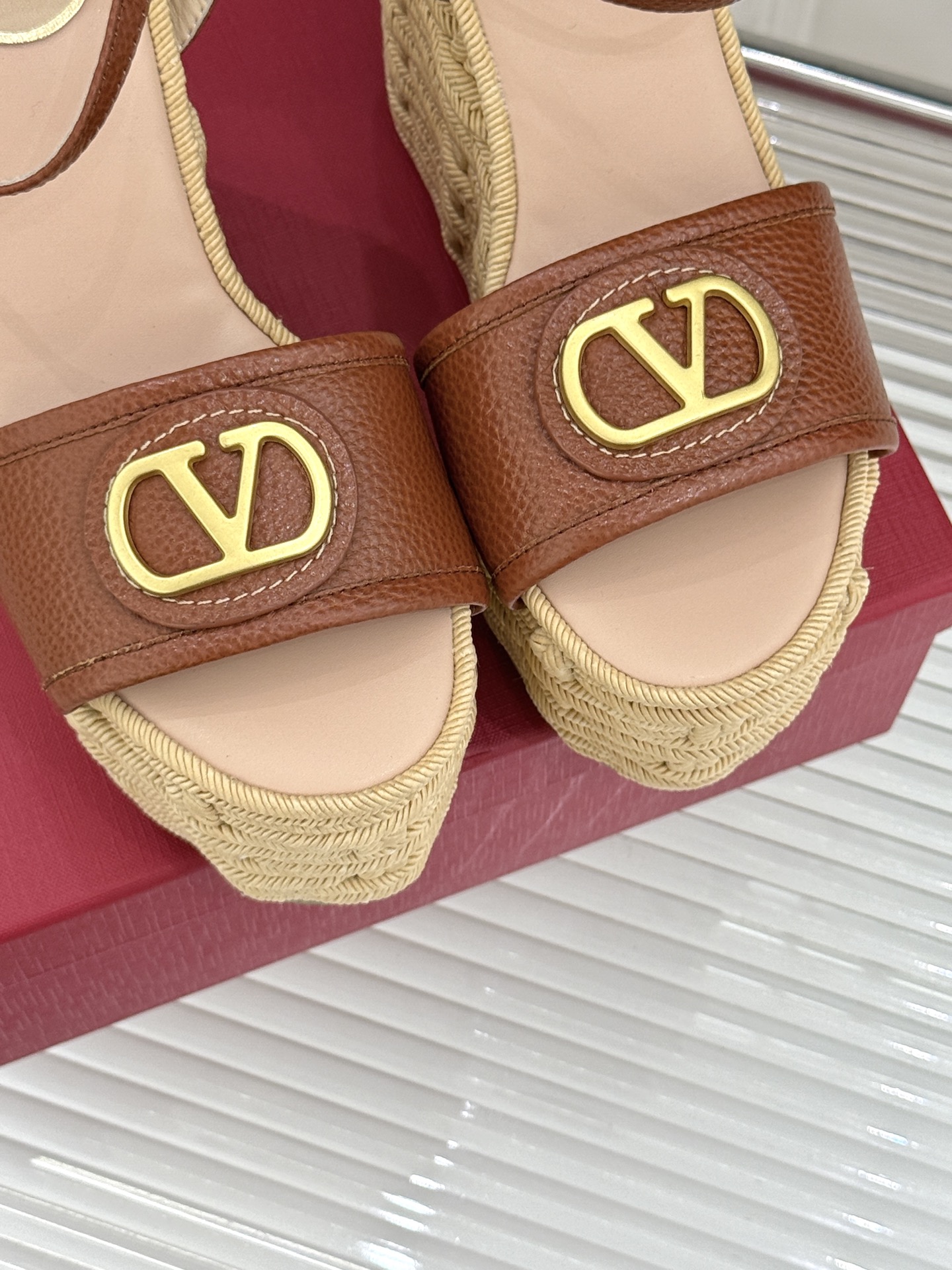 
Valentin｜华伦天伦25s春夏
新品大V扣厚底凉鞋
经典的大V扣元素设计
彰显了品牌独有的风格 