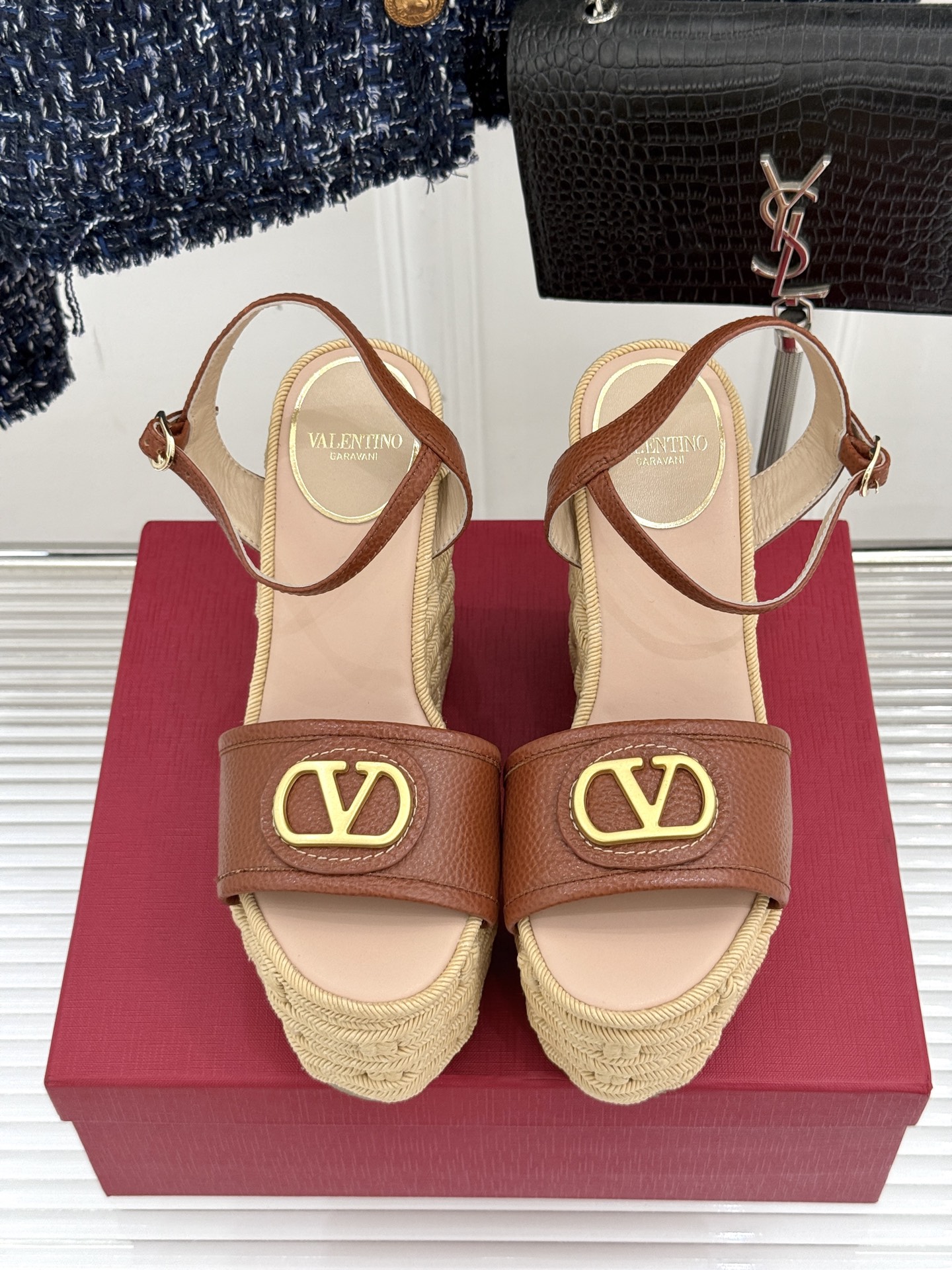 
Valentin｜华伦天伦25s春夏
新品大V扣厚底凉鞋
经典的大V扣元素设计
彰显了品牌独有的风格 