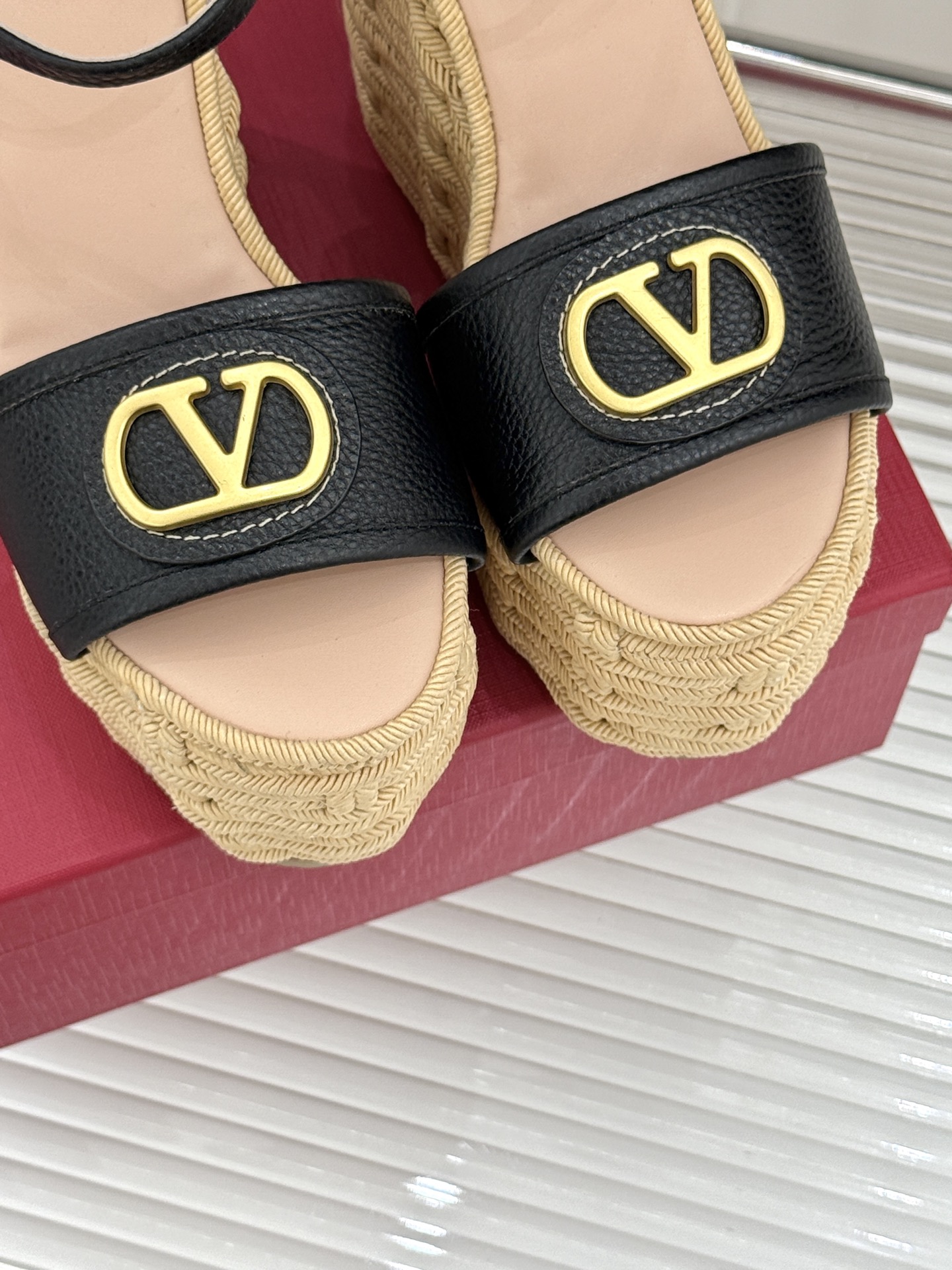
Valentin｜华伦天伦25s春夏
新品大V扣厚底凉鞋
经典的大V扣元素设计
彰显了品牌独有的风格 
