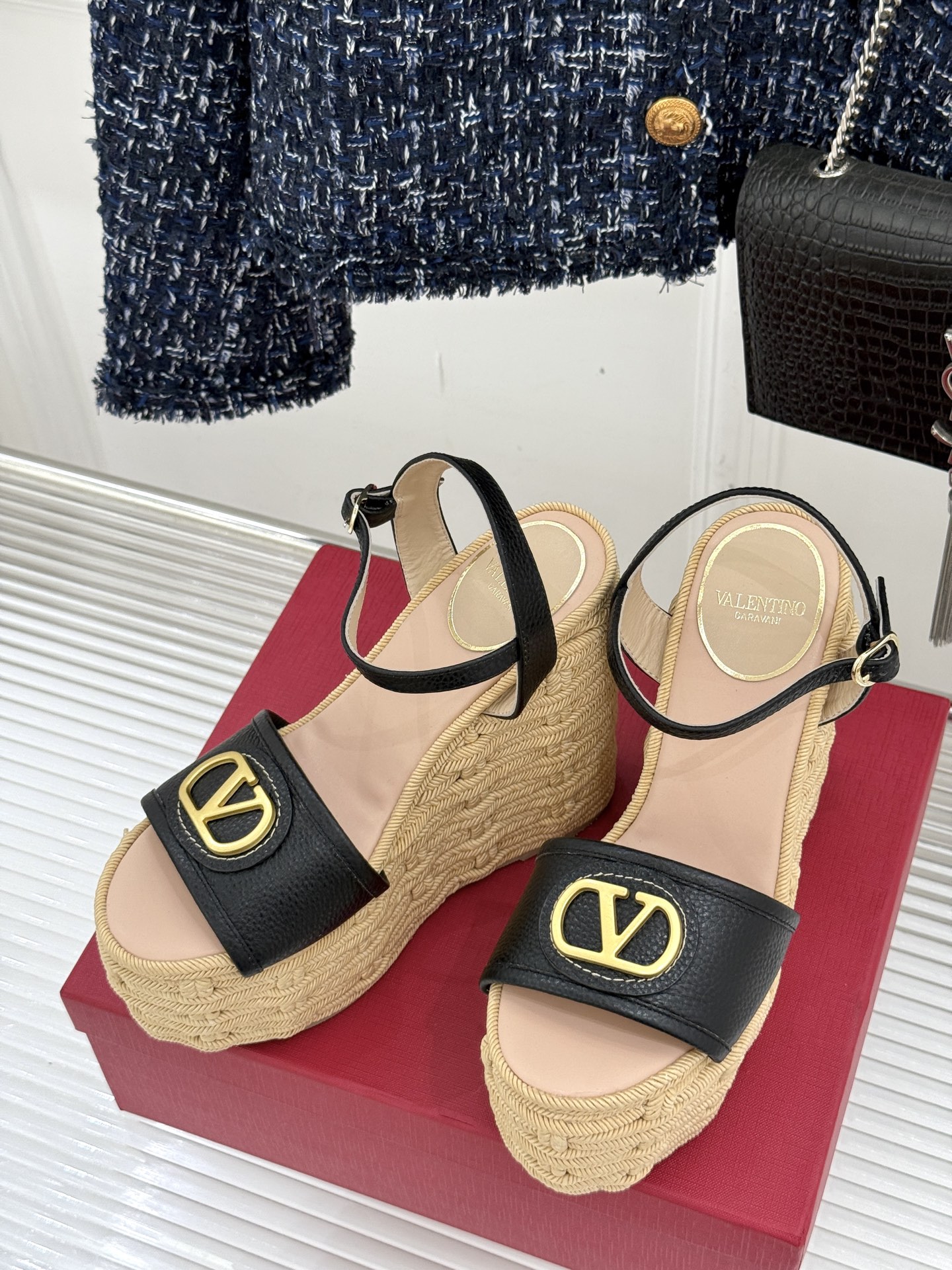 
Valentin｜华伦天伦25s春夏
新品大V扣厚底凉鞋
经典的大V扣元素设计
彰显了品牌独有的风格 