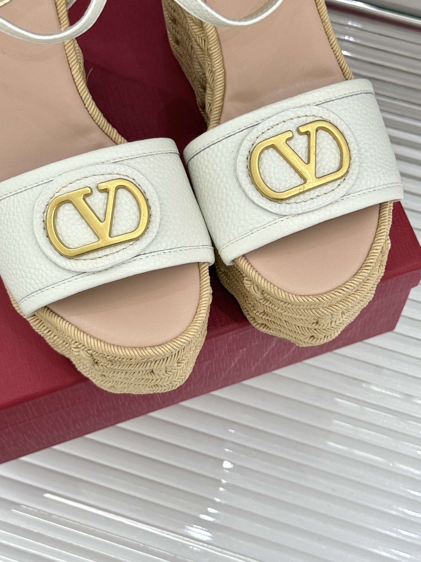 
Valentin｜华伦天伦25s春夏
新品大V扣厚底凉鞋
经典的大V扣元素设计
彰显了品牌独有的风格 