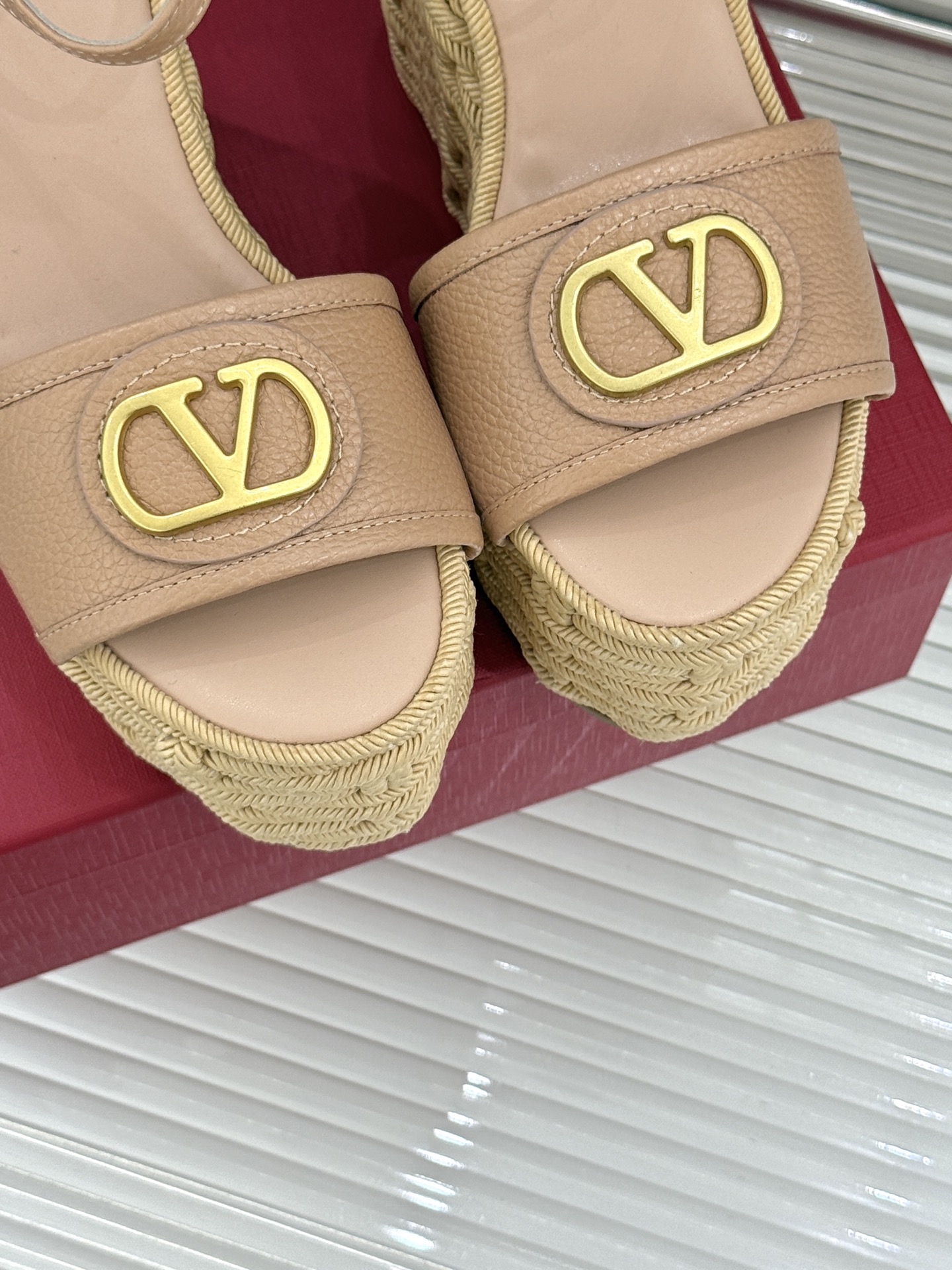 
Valentin｜华伦天伦25s春夏
新品大V扣厚底凉鞋
经典的大V扣元素设计
彰显了品牌独有的风格 
