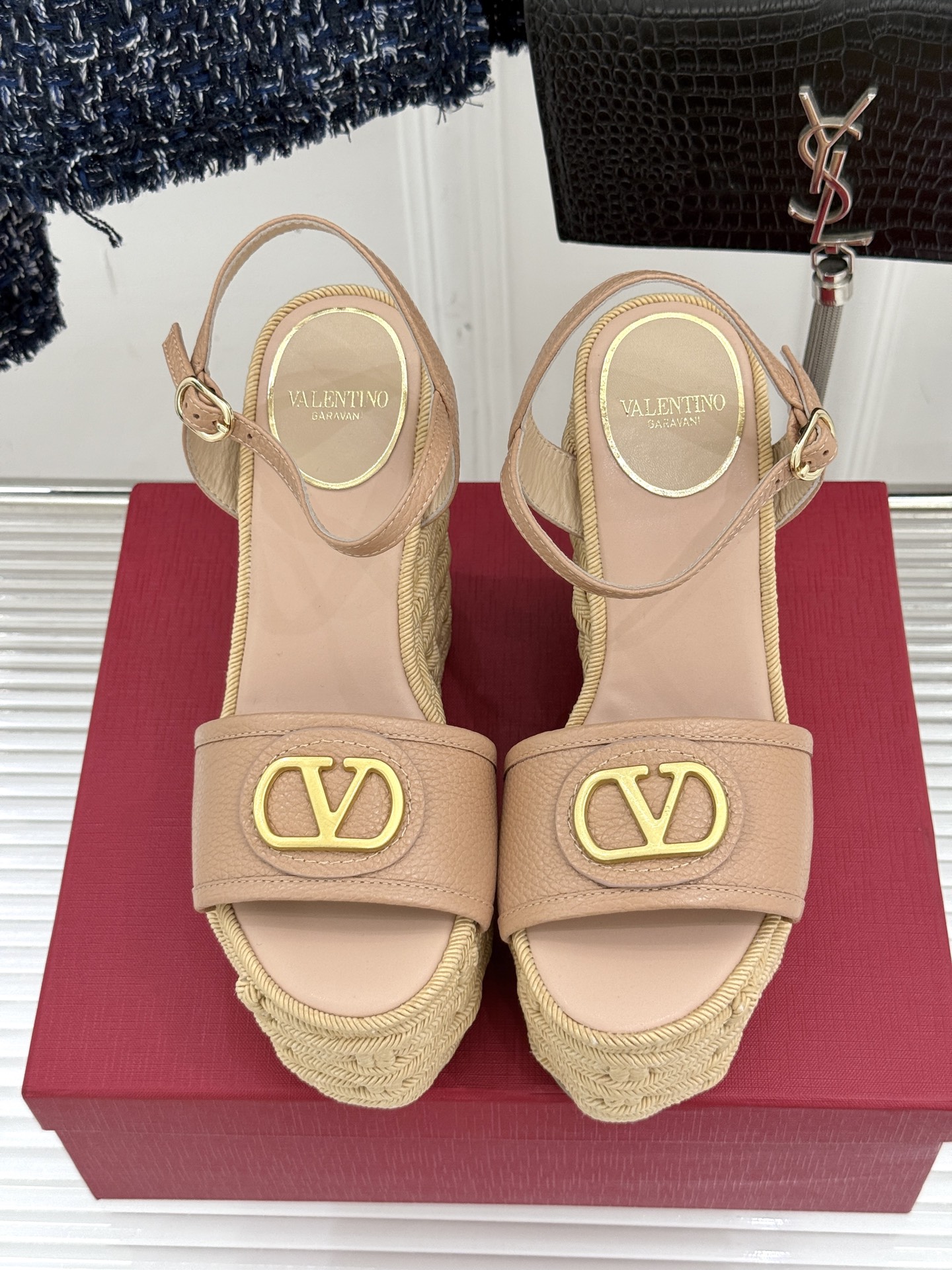 
Valentin｜华伦天伦25s春夏
新品大V扣厚底凉鞋
经典的大V扣元素设计
彰显了品牌独有的风格 