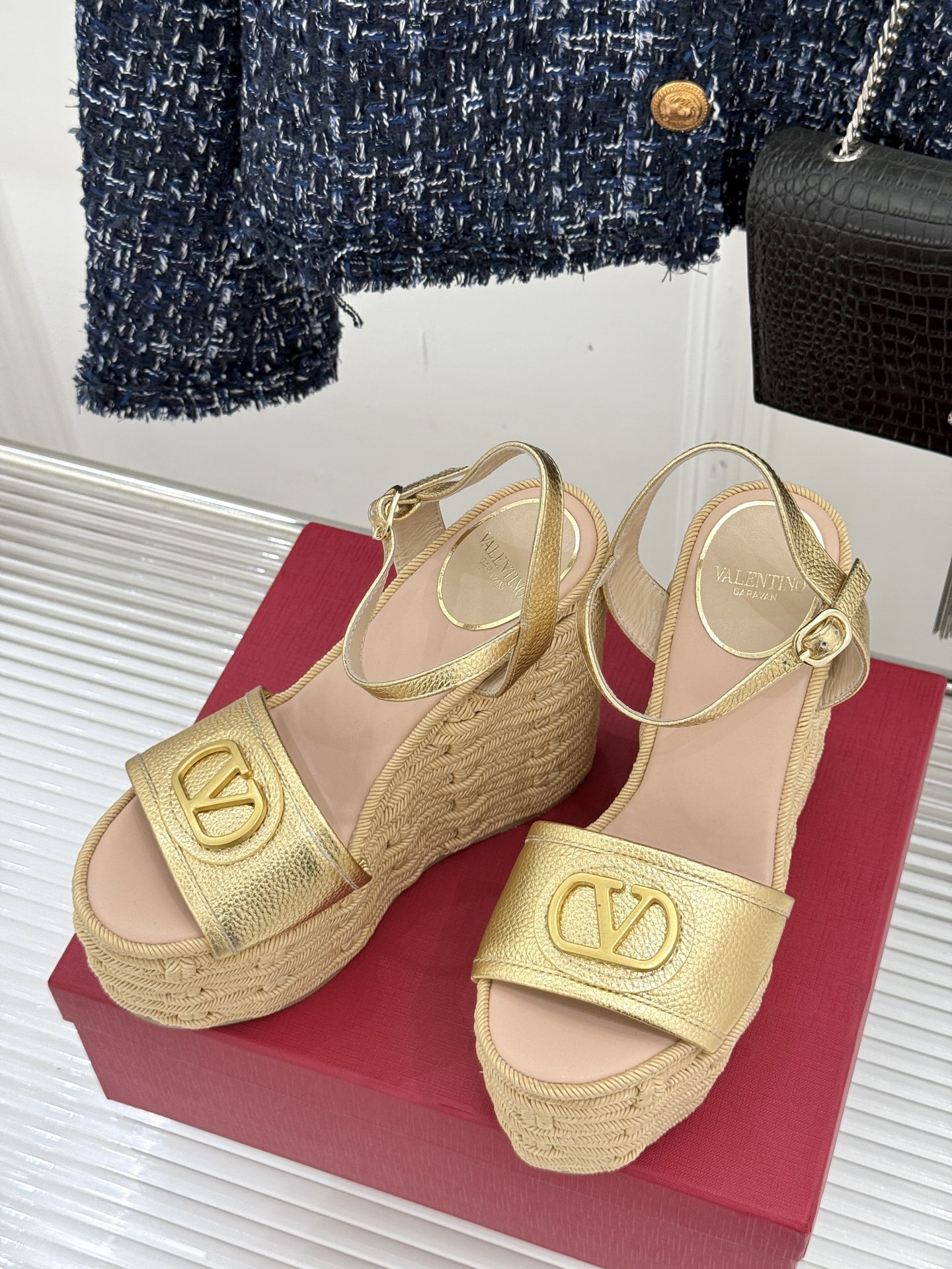 
Valentin｜华伦天伦25s春夏
新品大V扣厚底凉鞋
经典的大V扣元素设计
彰显了品牌独有的风格 