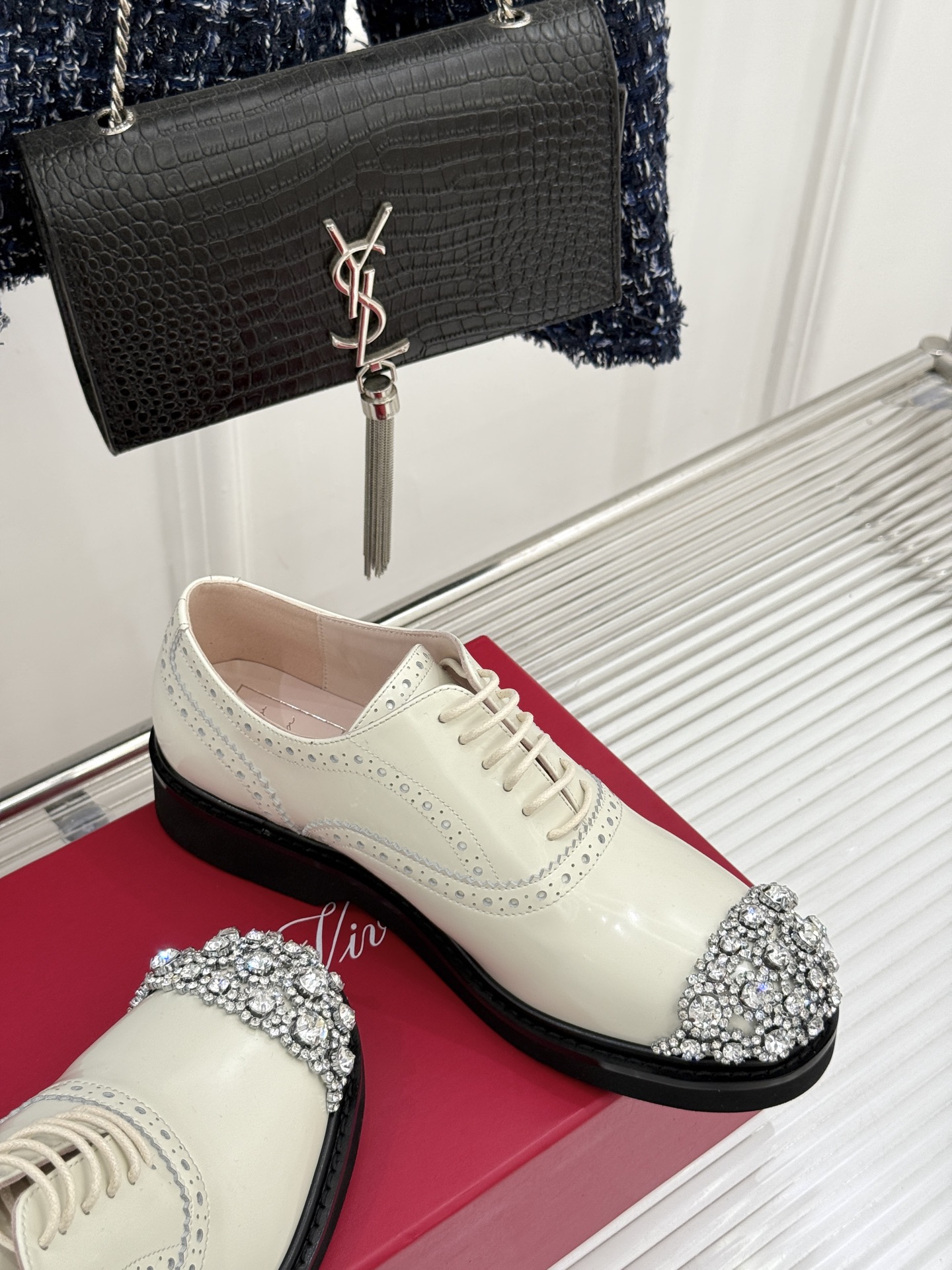 
Roger Vivier/ RV25ss新品
水钻乐福鞋小皮鞋
英伦学院风 复古时髦风格 
超精致的水