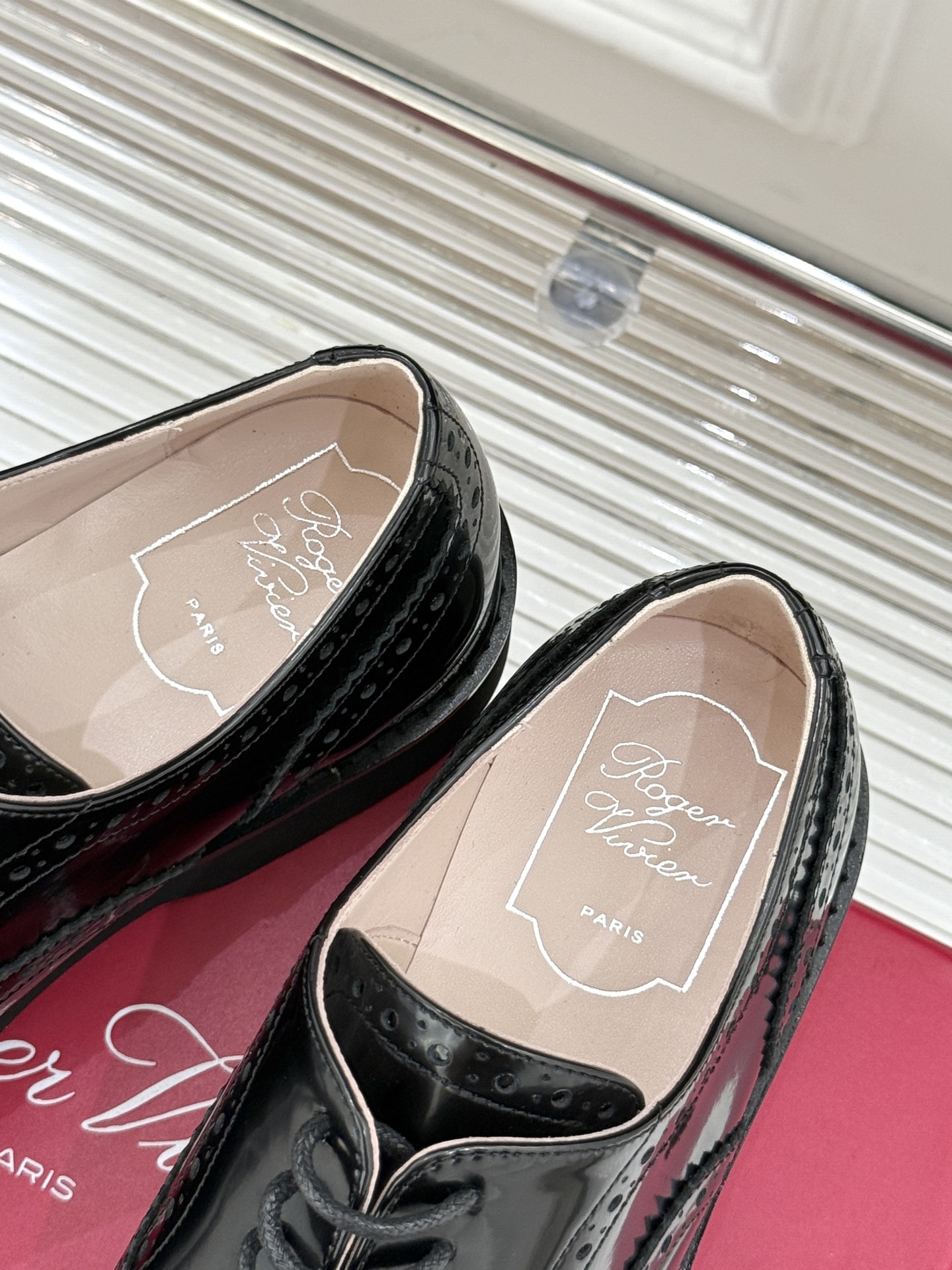 
Roger Vivier/ RV25ss新品
水钻乐福鞋小皮鞋
英伦学院风 复古时髦风格 
超精致的水
