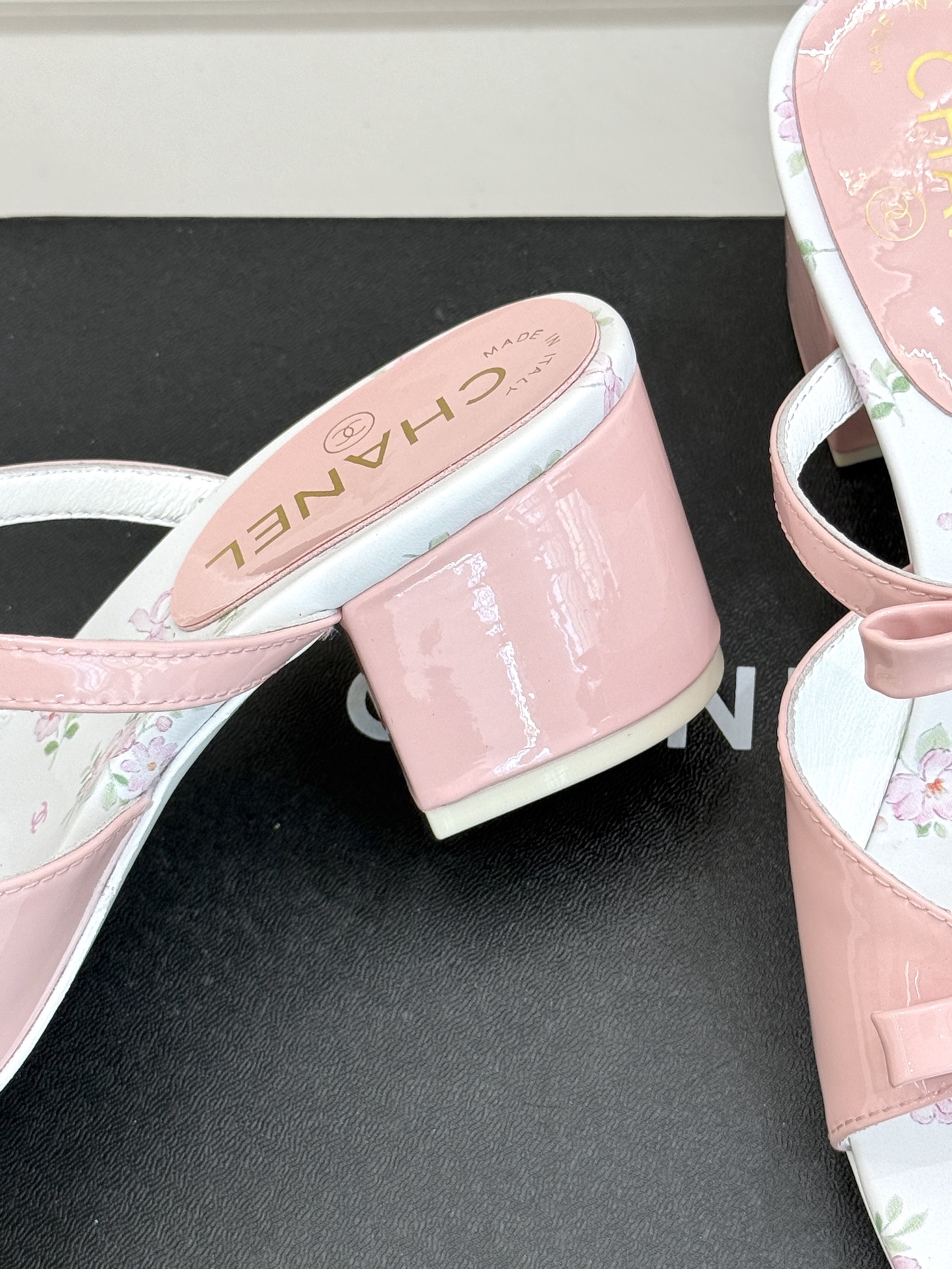 
CHANE*｜小香25。春夏新品
双C蝴蝶结粗跟凉鞋
夏天一定要入的凉鞋系列
鞋面采用进口小牛漆皮
内