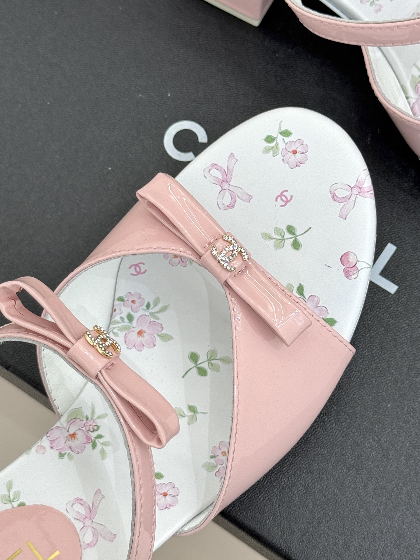 
CHANE*｜小香25。春夏新品
双C蝴蝶结粗跟凉鞋
夏天一定要入的凉鞋系列
鞋面采用进口小牛漆皮
内