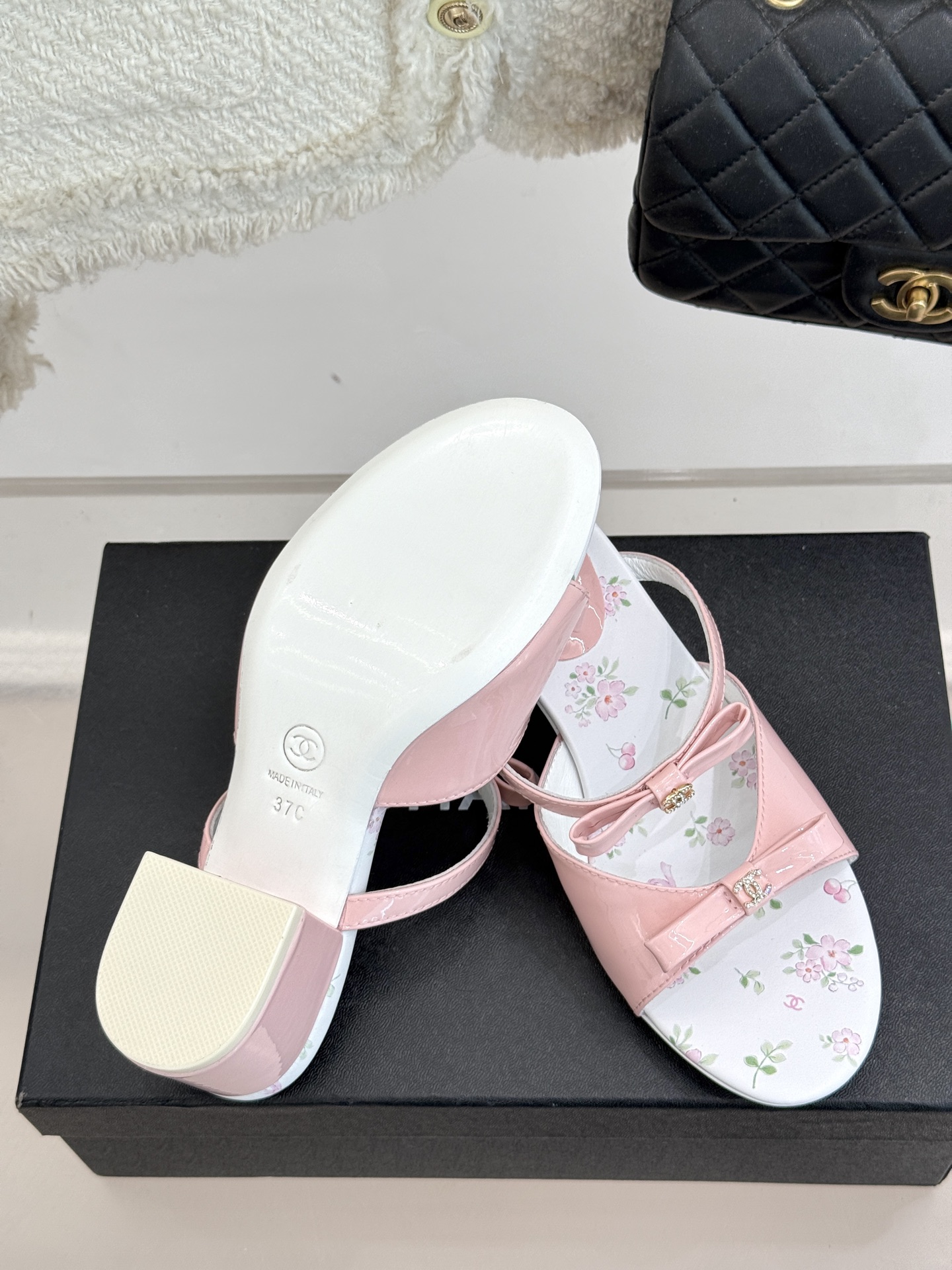 
CHANE*｜小香25。春夏新品
双C蝴蝶结粗跟凉鞋
夏天一定要入的凉鞋系列
鞋面采用进口小牛漆皮
内