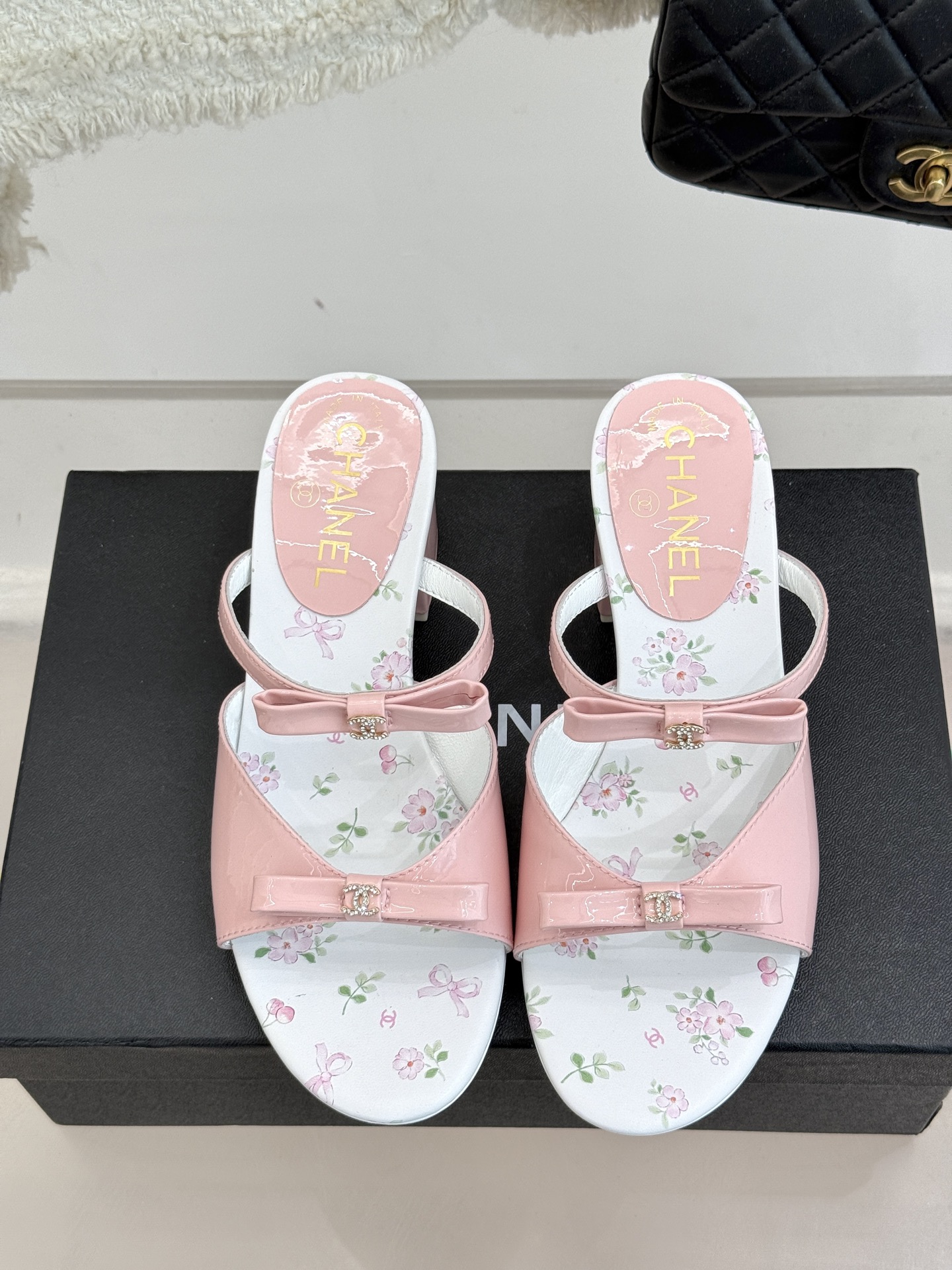 
CHANE*｜小香25。春夏新品
双C蝴蝶结粗跟凉鞋
夏天一定要入的凉鞋系列
鞋面采用进口小牛漆皮
内