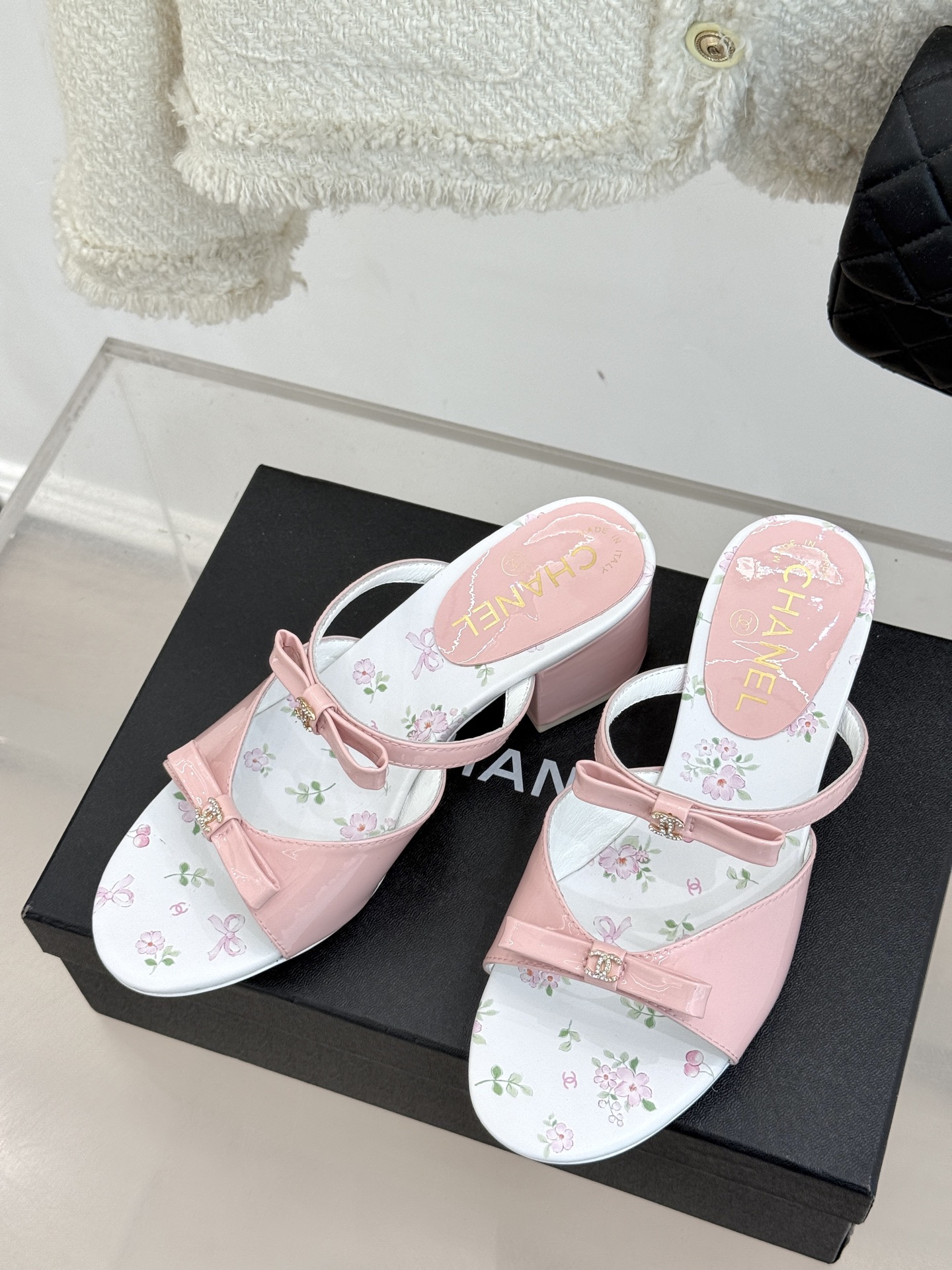 
CHANE*｜小香25。春夏新品
双C蝴蝶结粗跟凉鞋
夏天一定要入的凉鞋系列
鞋面采用进口小牛漆皮
内