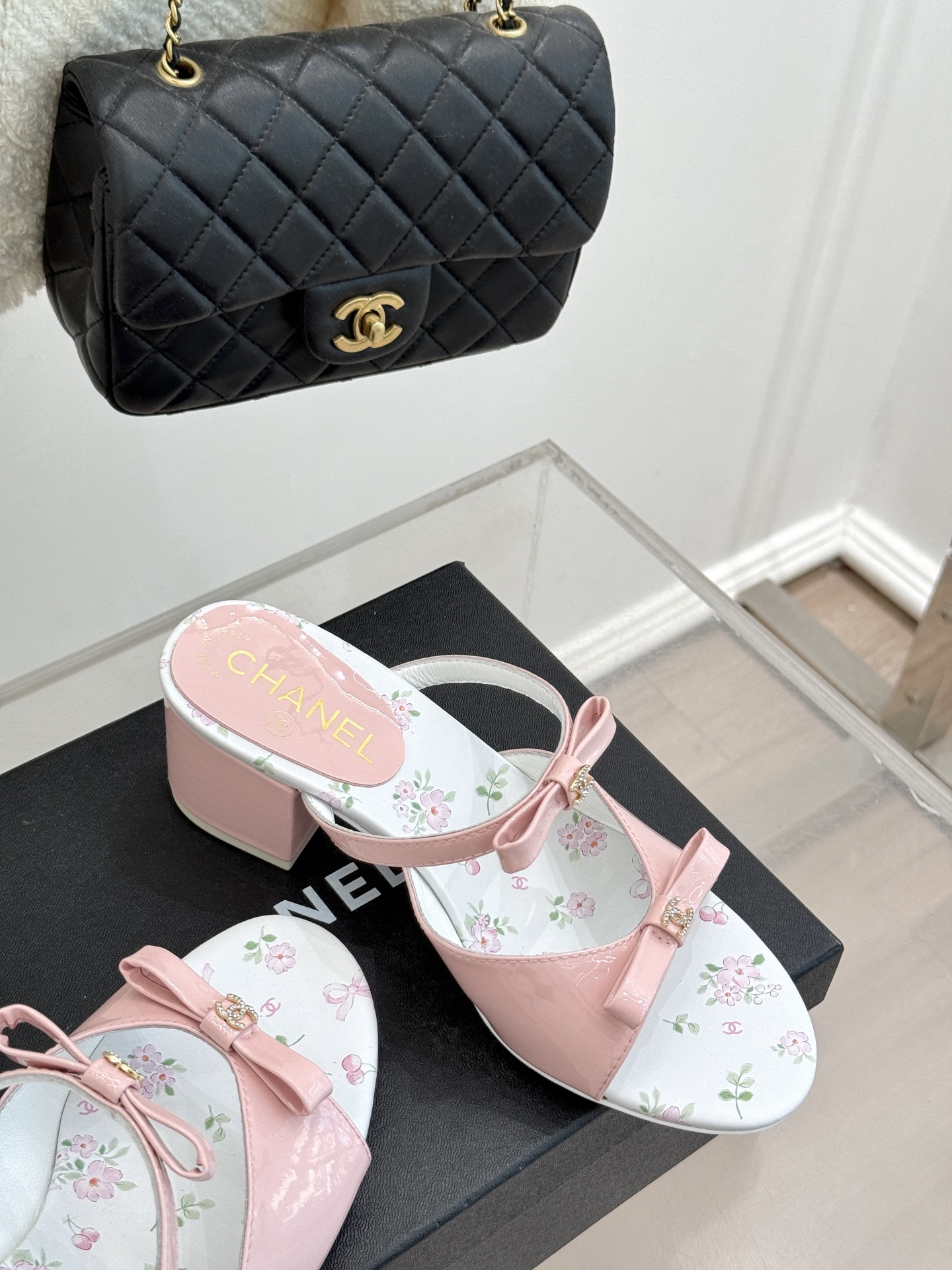 
CHANE*｜小香25。春夏新品
双C蝴蝶结粗跟凉鞋
夏天一定要入的凉鞋系列
鞋面采用进口小牛漆皮
内