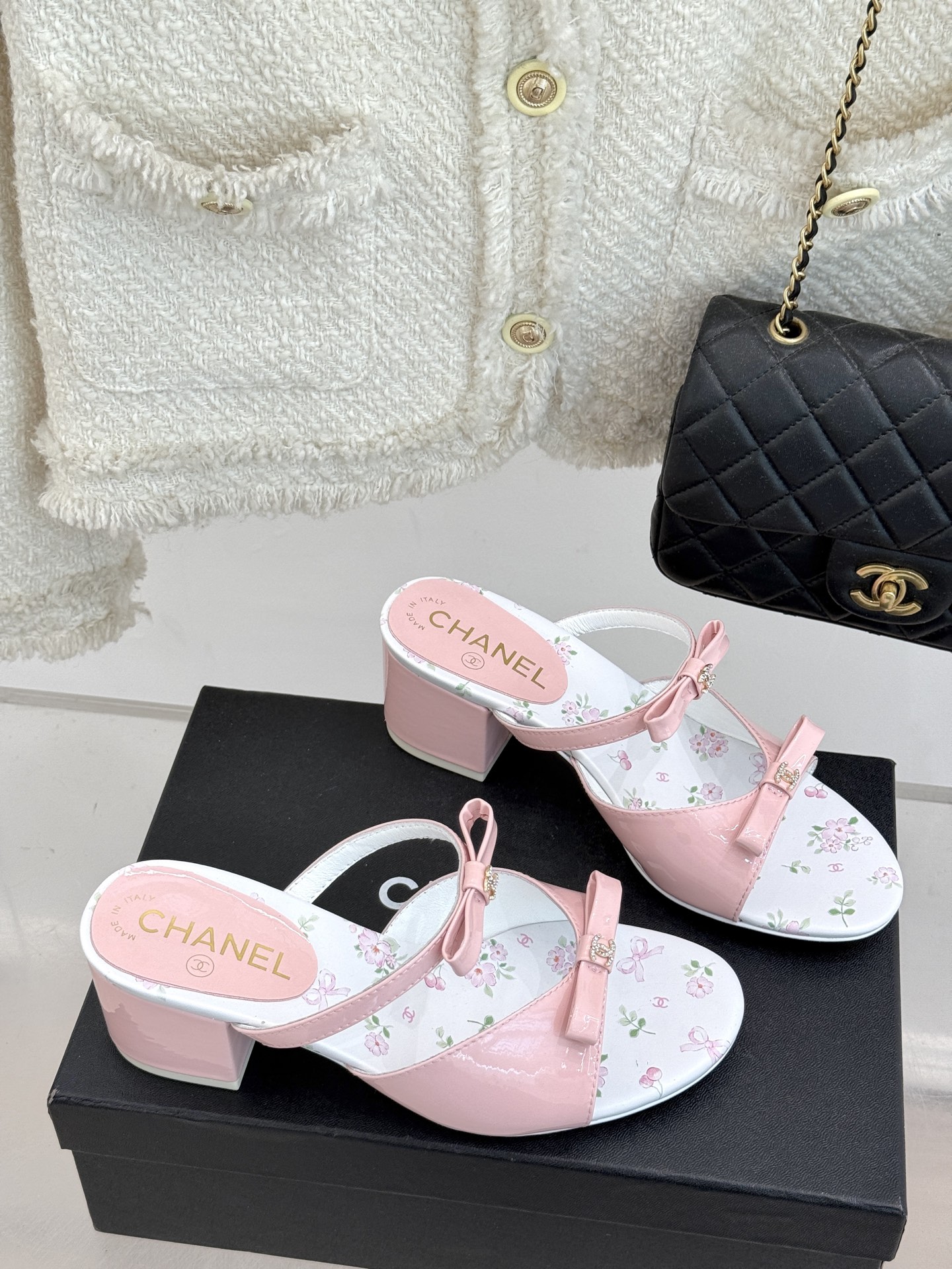 
CHANE*｜小香25。春夏新品
双C蝴蝶结粗跟凉鞋
夏天一定要入的凉鞋系列
鞋面采用进口小牛漆皮
内