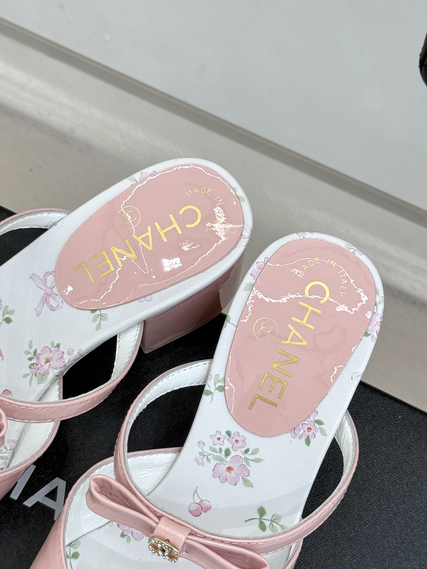 
CHANE*｜小香25。春夏新品
双C蝴蝶结粗跟凉鞋
夏天一定要入的凉鞋系列
鞋面采用进口小牛漆皮
内
