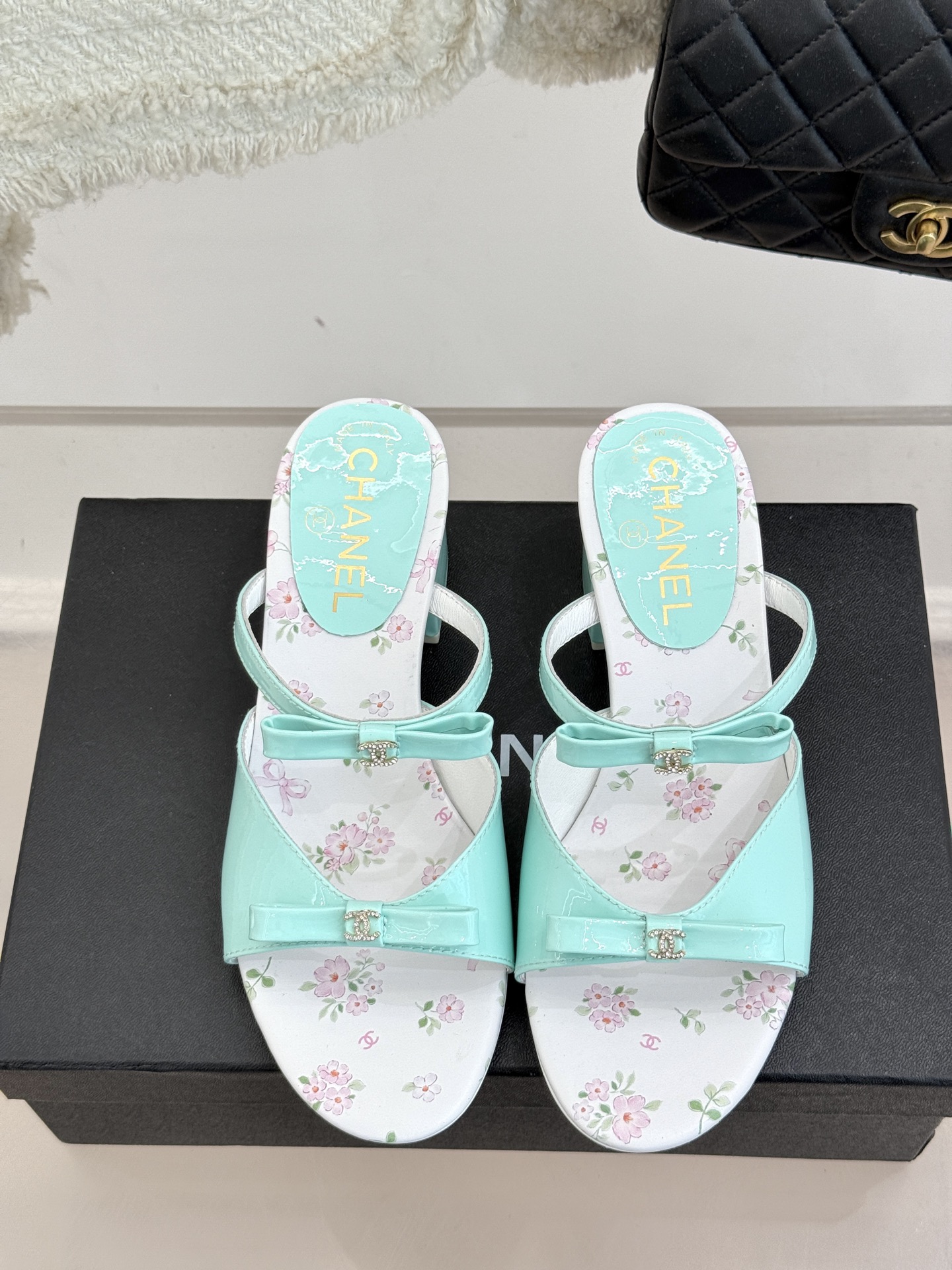 
CHANE*｜小香25。春夏新品
双C蝴蝶结粗跟凉鞋
夏天一定要入的凉鞋系列
鞋面采用进口小牛漆皮
内