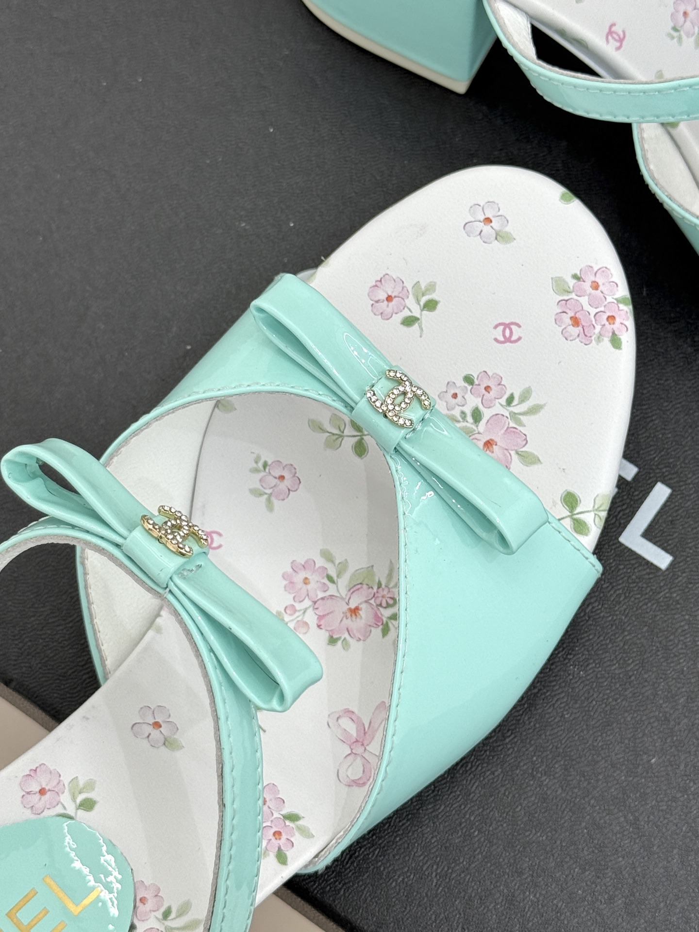 
CHANE*｜小香25。春夏新品
双C蝴蝶结粗跟凉鞋
夏天一定要入的凉鞋系列
鞋面采用进口小牛漆皮
内