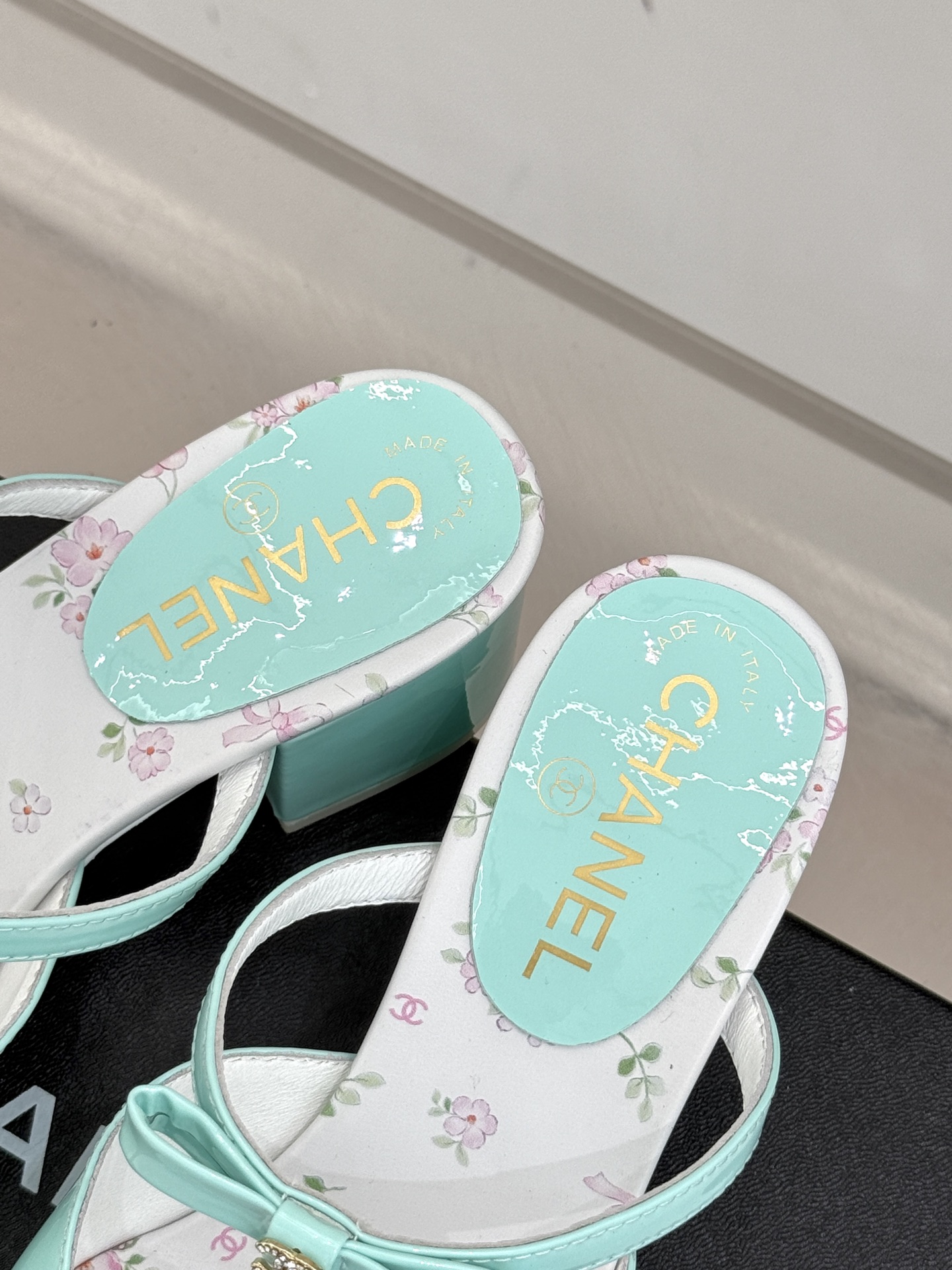 
CHANE*｜小香25。春夏新品
双C蝴蝶结粗跟凉鞋
夏天一定要入的凉鞋系列
鞋面采用进口小牛漆皮
内