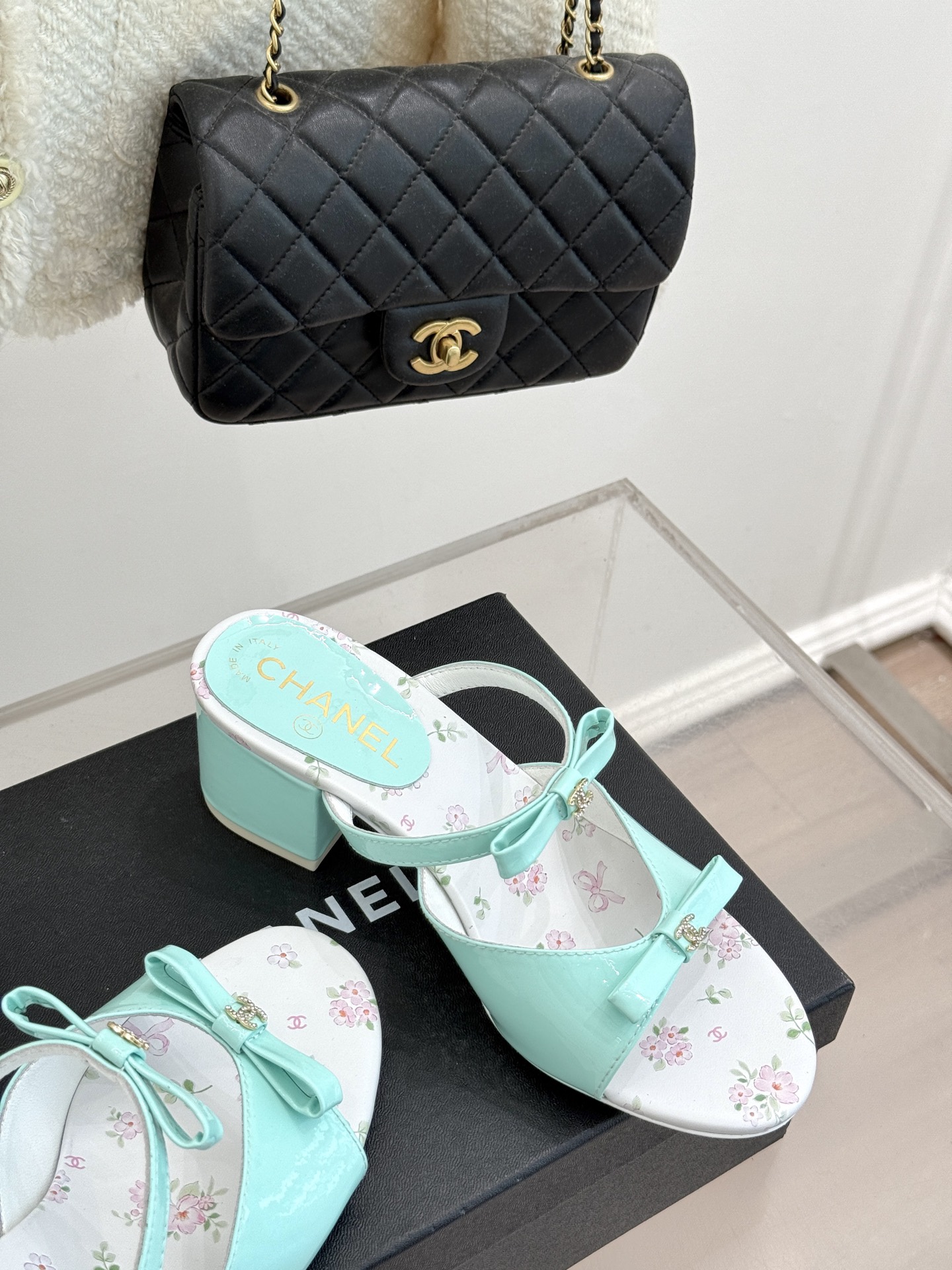 
CHANE*｜小香25。春夏新品
双C蝴蝶结粗跟凉鞋
夏天一定要入的凉鞋系列
鞋面采用进口小牛漆皮
内