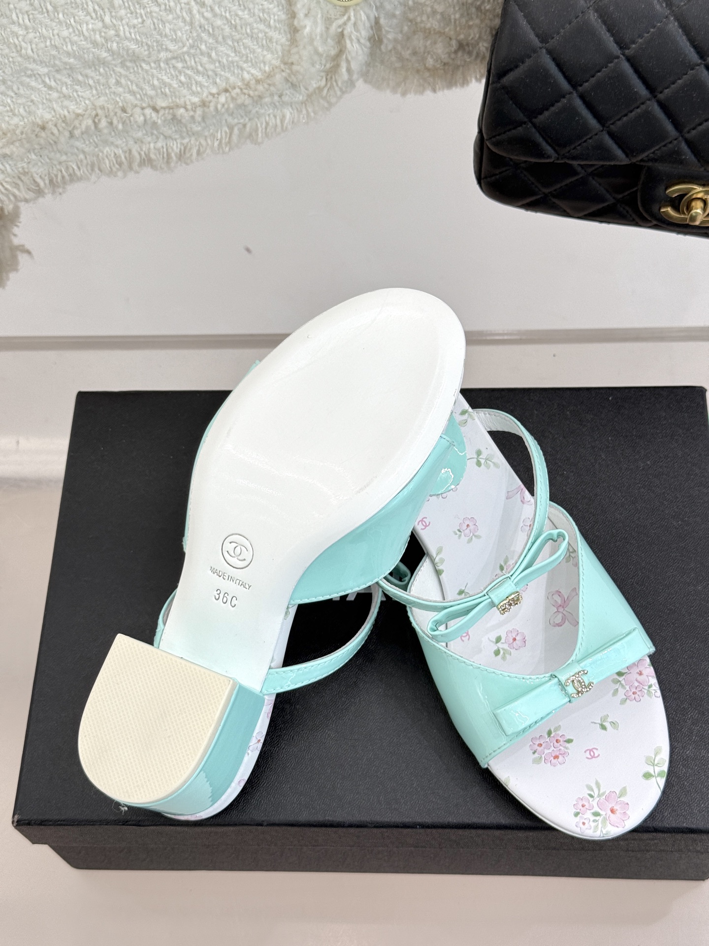 
CHANE*｜小香25。春夏新品
双C蝴蝶结粗跟凉鞋
夏天一定要入的凉鞋系列
鞋面采用进口小牛漆皮
内