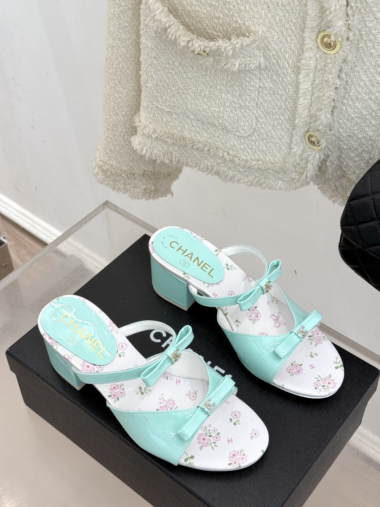 
CHANE*｜小香25。春夏新品
双C蝴蝶结粗跟凉鞋
夏天一定要入的凉鞋系列
鞋面采用进口小牛漆皮
内