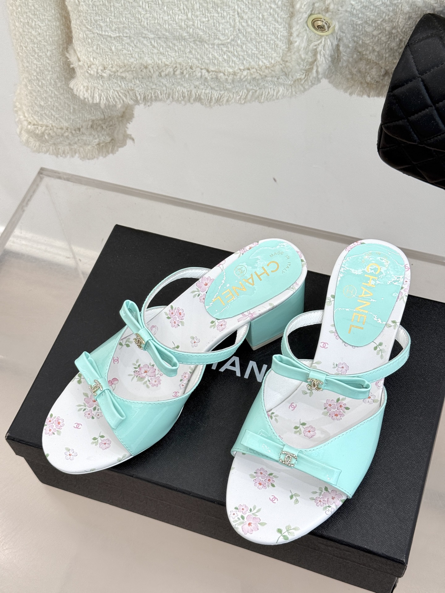 
CHANE*｜小香25。春夏新品
双C蝴蝶结粗跟凉鞋
夏天一定要入的凉鞋系列
鞋面采用进口小牛漆皮
内