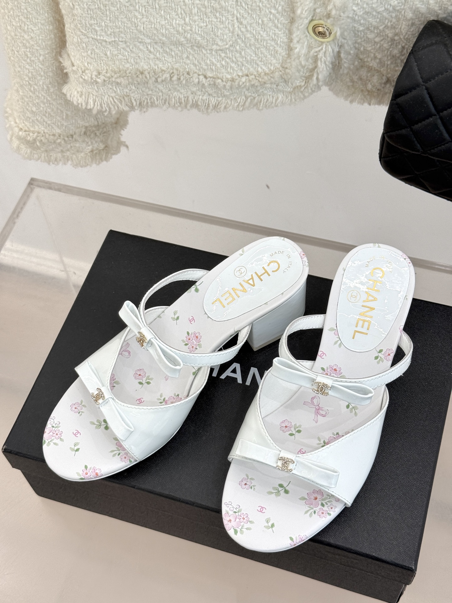 
CHANE*｜小香25。春夏新品
双C蝴蝶结粗跟凉鞋
夏天一定要入的凉鞋系列
鞋面采用进口小牛漆皮
内