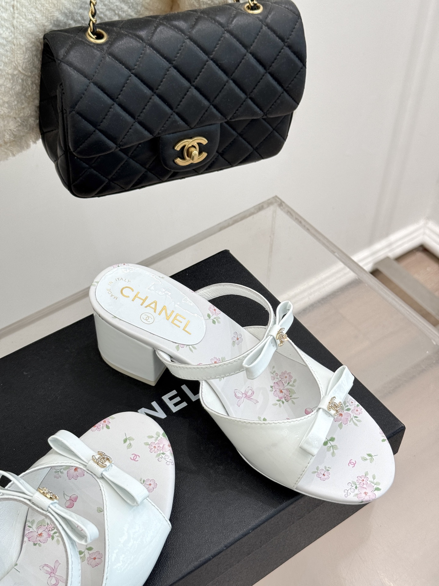 
CHANE*｜小香25。春夏新品
双C蝴蝶结粗跟凉鞋
夏天一定要入的凉鞋系列
鞋面采用进口小牛漆皮
内