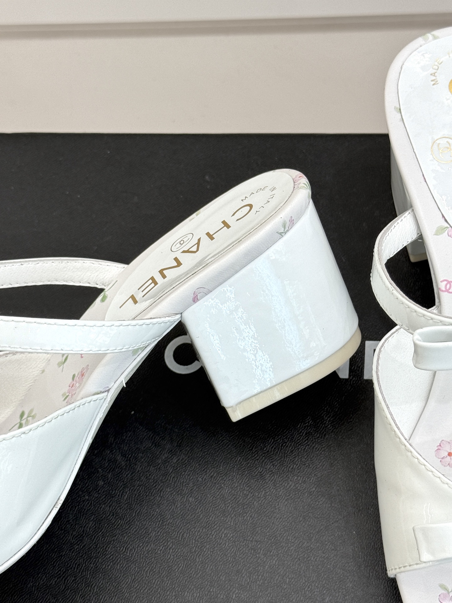 
CHANE*｜小香25。春夏新品
双C蝴蝶结粗跟凉鞋
夏天一定要入的凉鞋系列
鞋面采用进口小牛漆皮
内