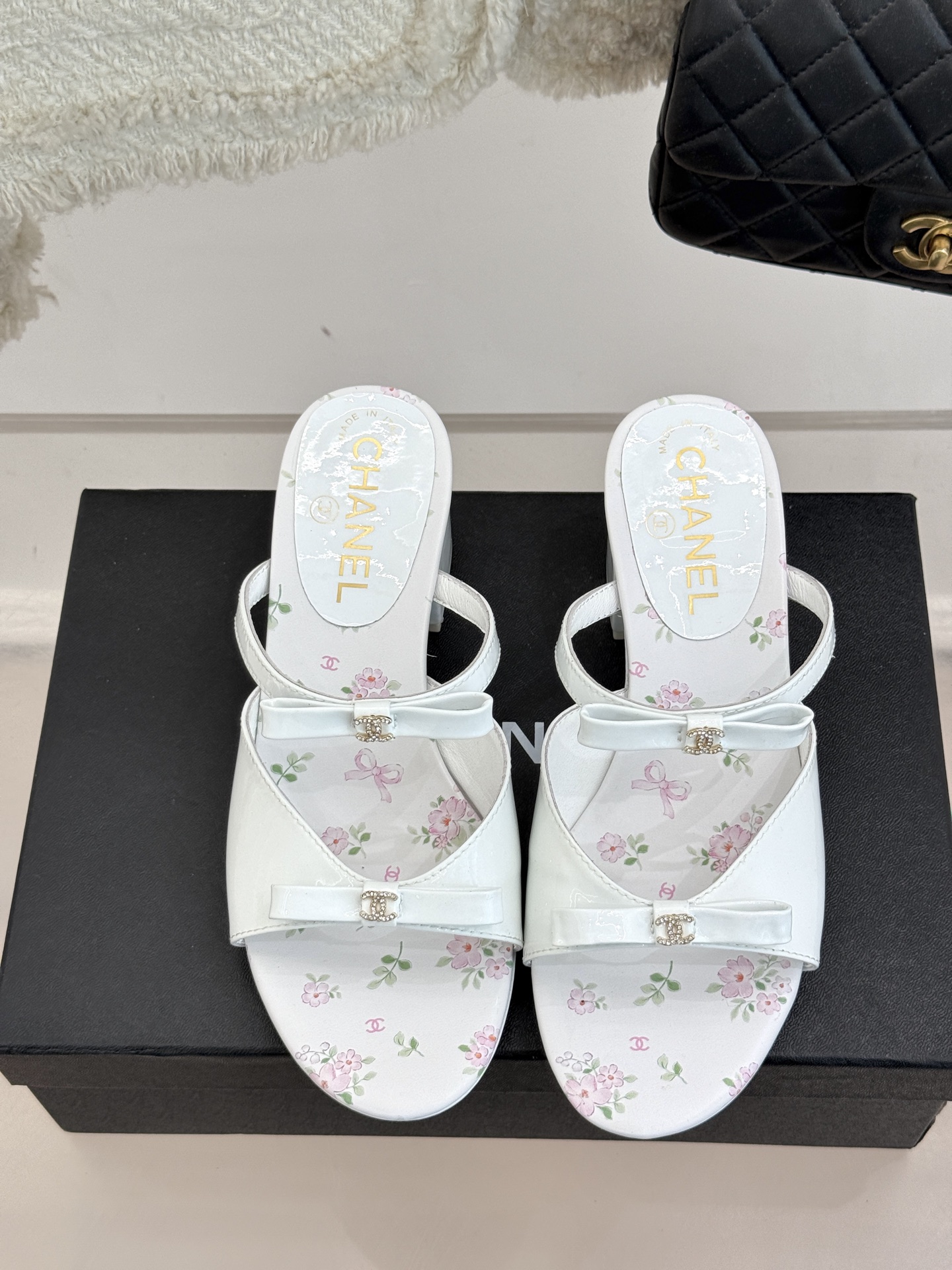 
CHANE*｜小香25。春夏新品
双C蝴蝶结粗跟凉鞋
夏天一定要入的凉鞋系列
鞋面采用进口小牛漆皮
内
