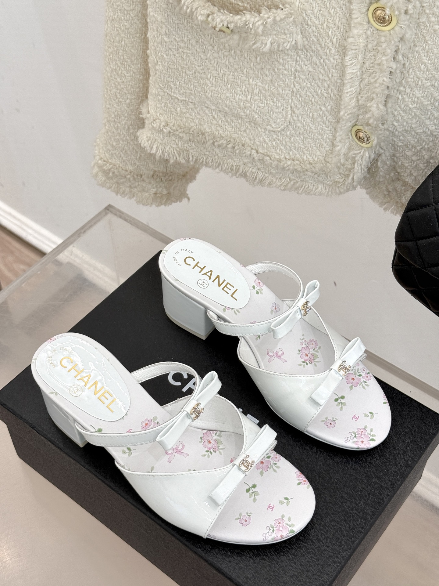
CHANE*｜小香25。春夏新品
双C蝴蝶结粗跟凉鞋
夏天一定要入的凉鞋系列
鞋面采用进口小牛漆皮
内