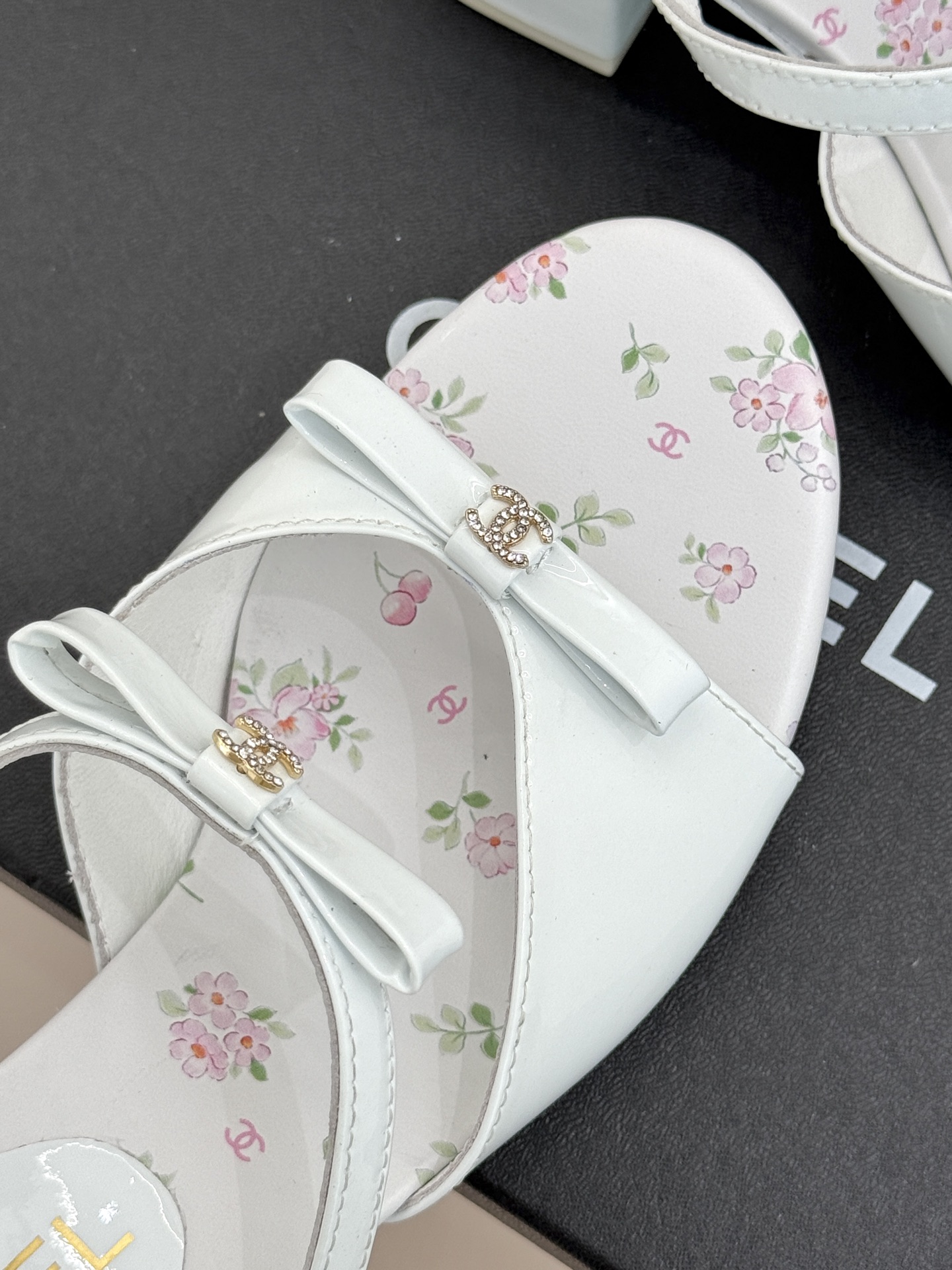 
CHANE*｜小香25。春夏新品
双C蝴蝶结粗跟凉鞋
夏天一定要入的凉鞋系列
鞋面采用进口小牛漆皮
内